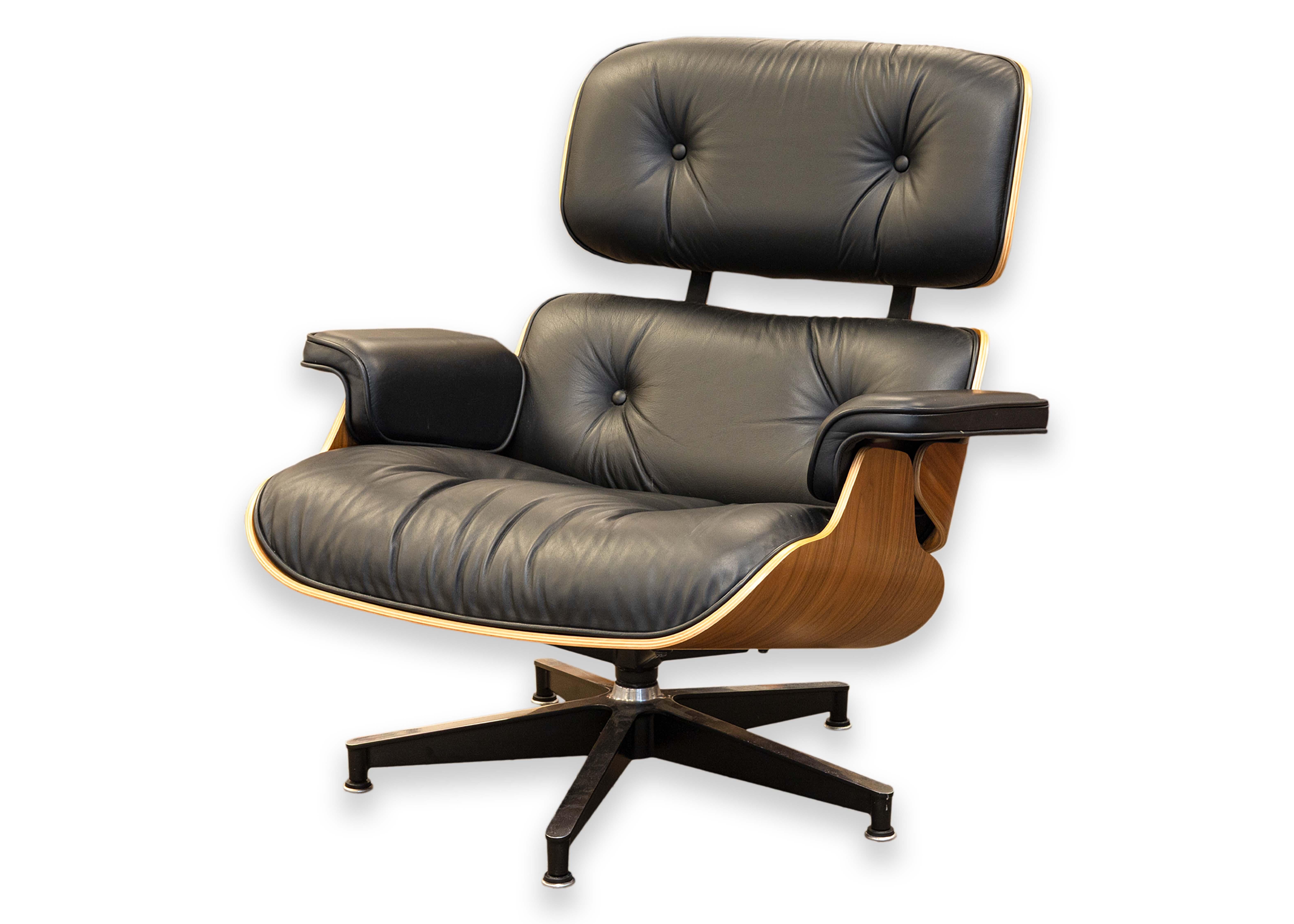 Eames para Herman Miller Silla de salón y otomana de cuero negro y nogal 5