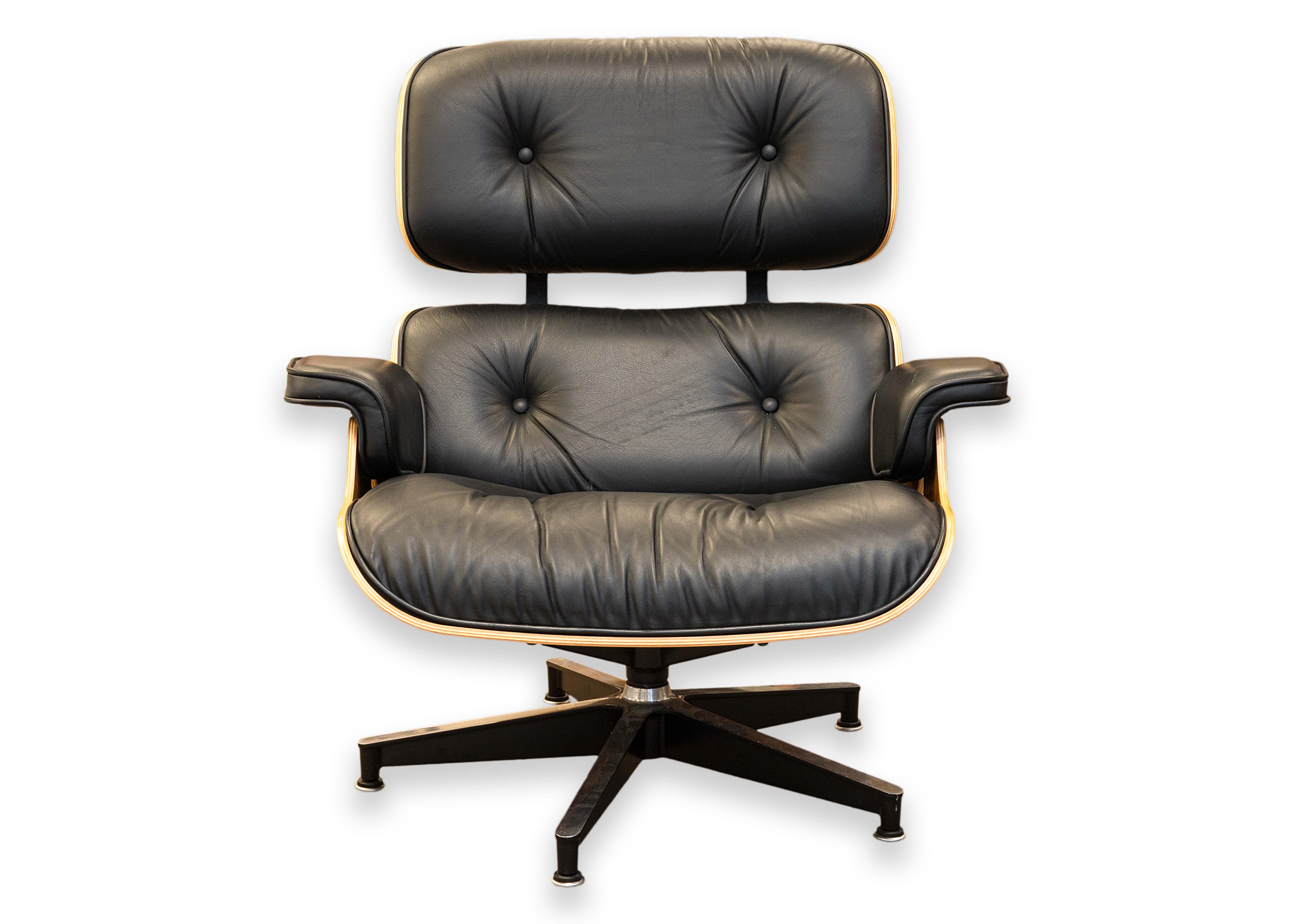 Eames para Herman Miller Silla de salón y otomana de cuero negro y nogal 6