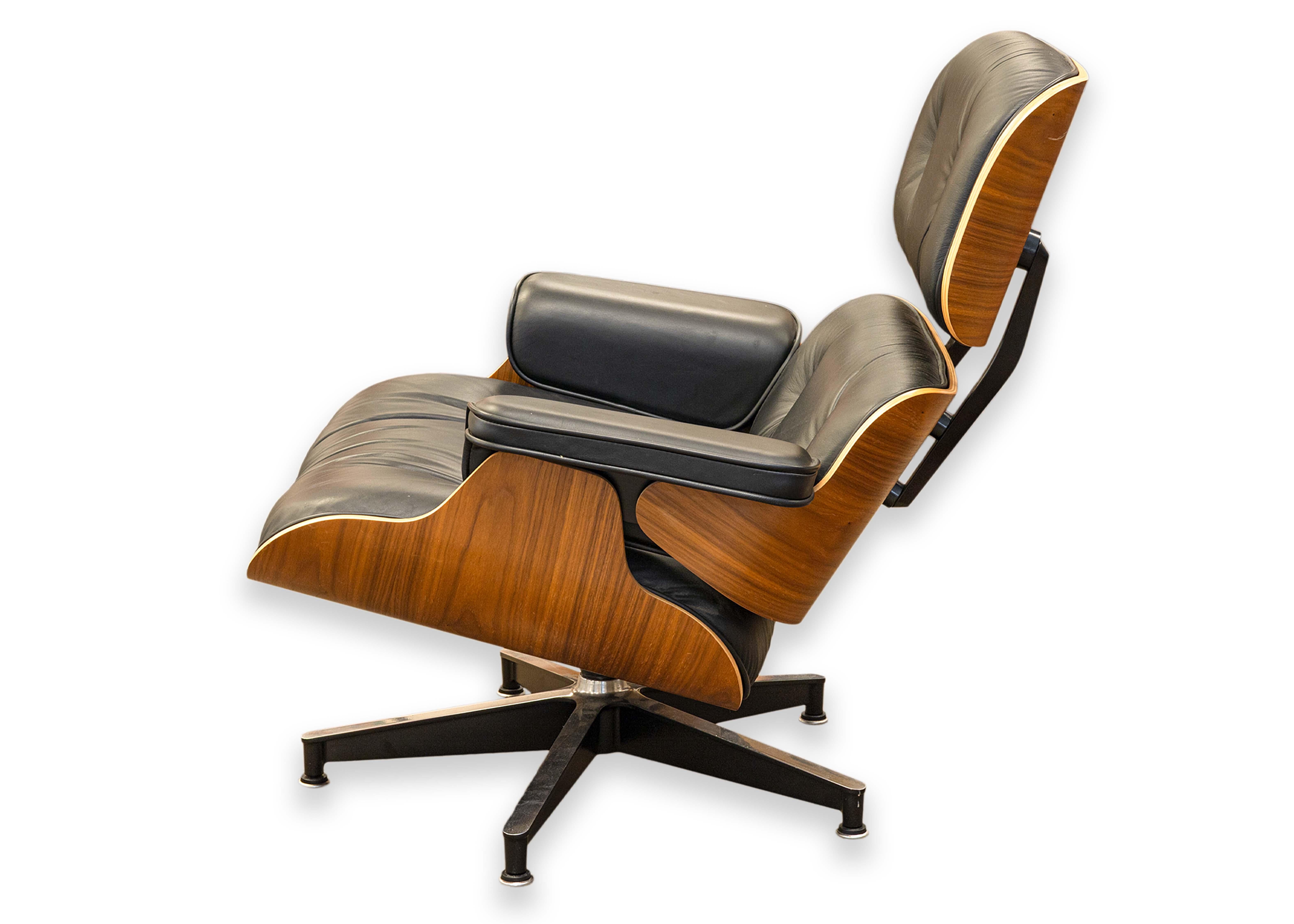 Eames para Herman Miller Silla de salón y otomana de cuero negro y nogal 7