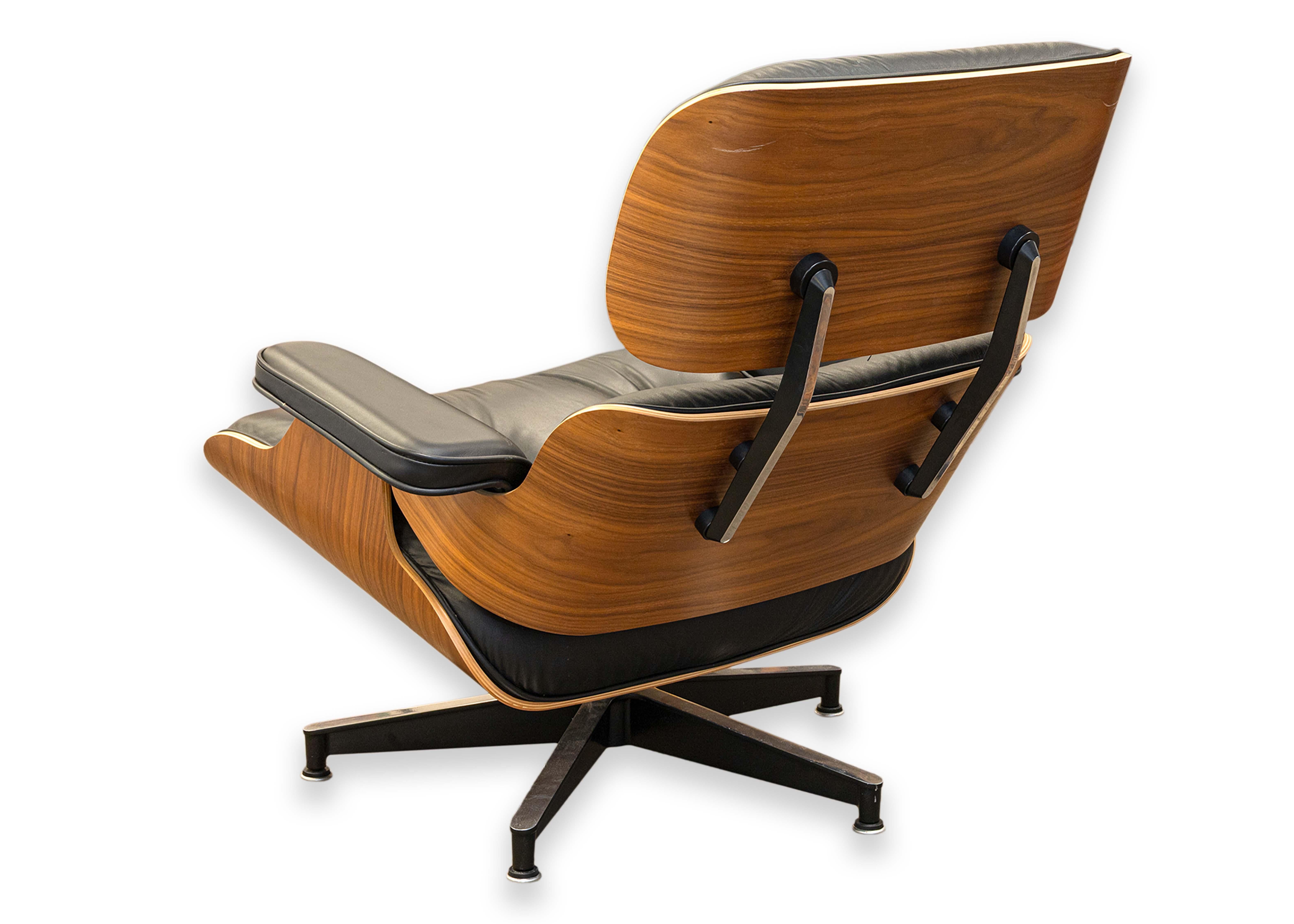 Eames para Herman Miller Silla de salón y otomana de cuero negro y nogal 8