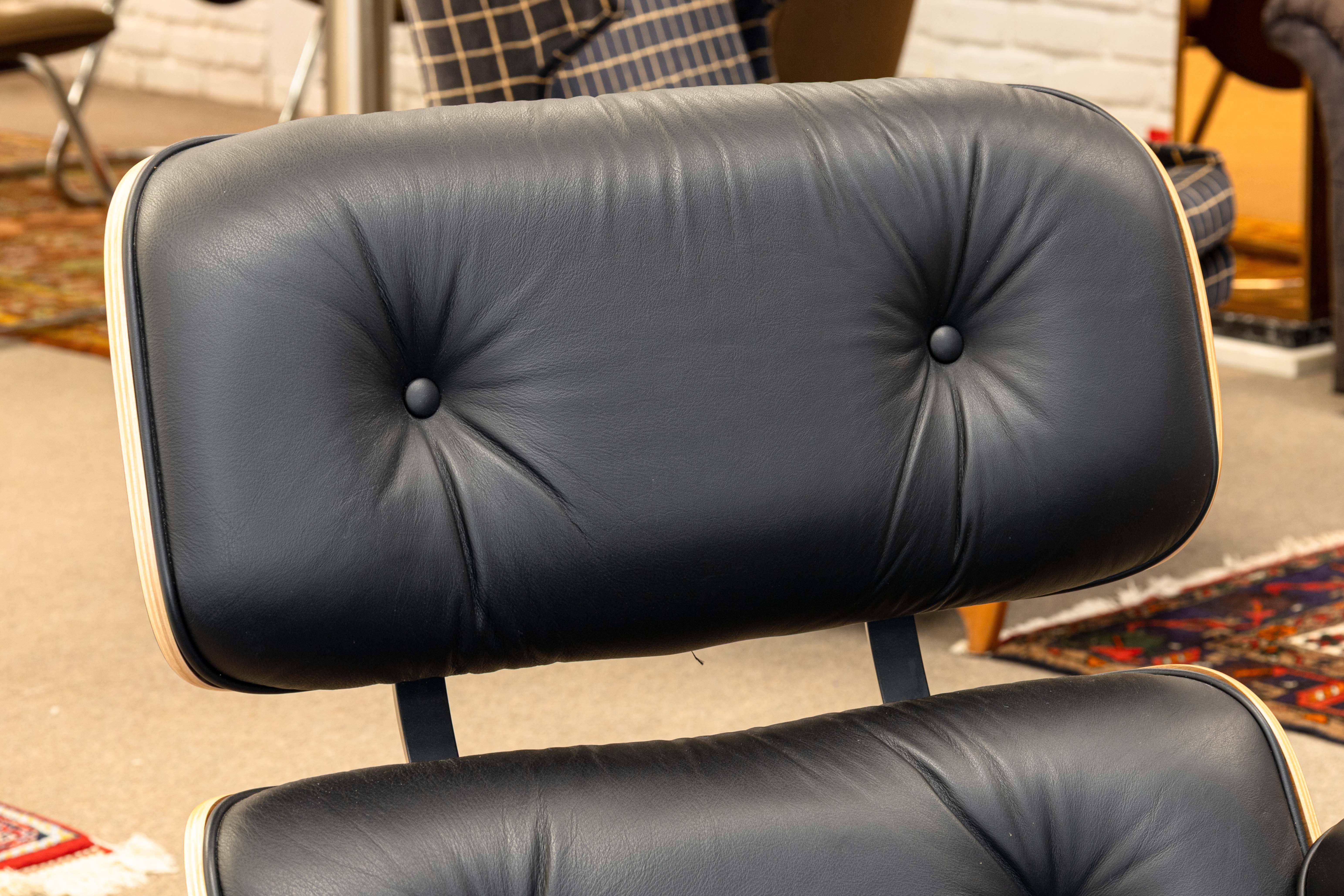 Una tumbona Eames para Herman Miller. Este es un magnífico modelo contemporáneo del clásico sillón y otomana Eames. Fechada en 2020, esta silla lleva un diseño absolutamente intemporal de Charles and Ray Eames. Lanzado por primera vez en 1956, este