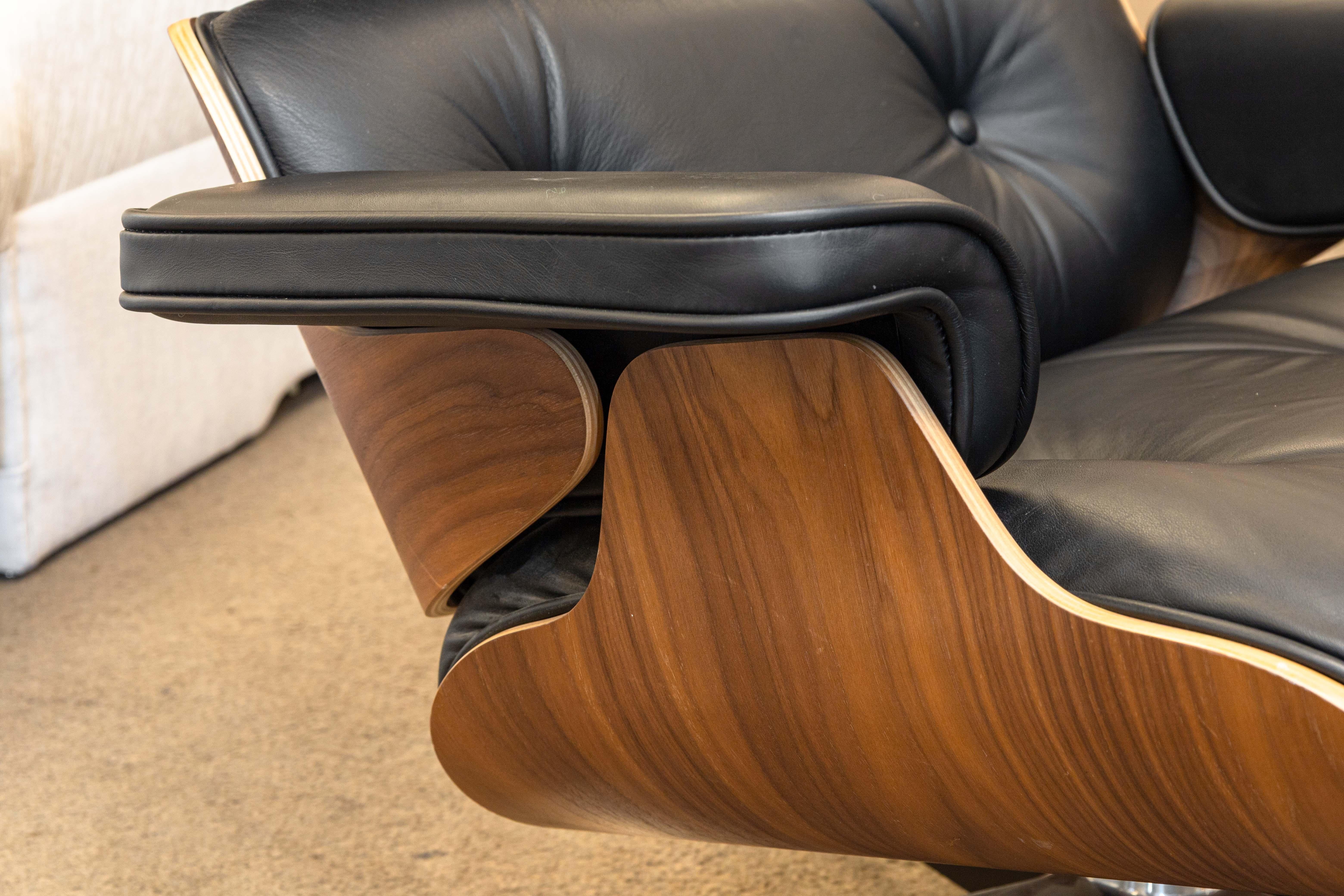 Eames para Herman Miller Silla de salón y otomana de cuero negro y nogal en Bueno Estado en Keego Harbor, MI