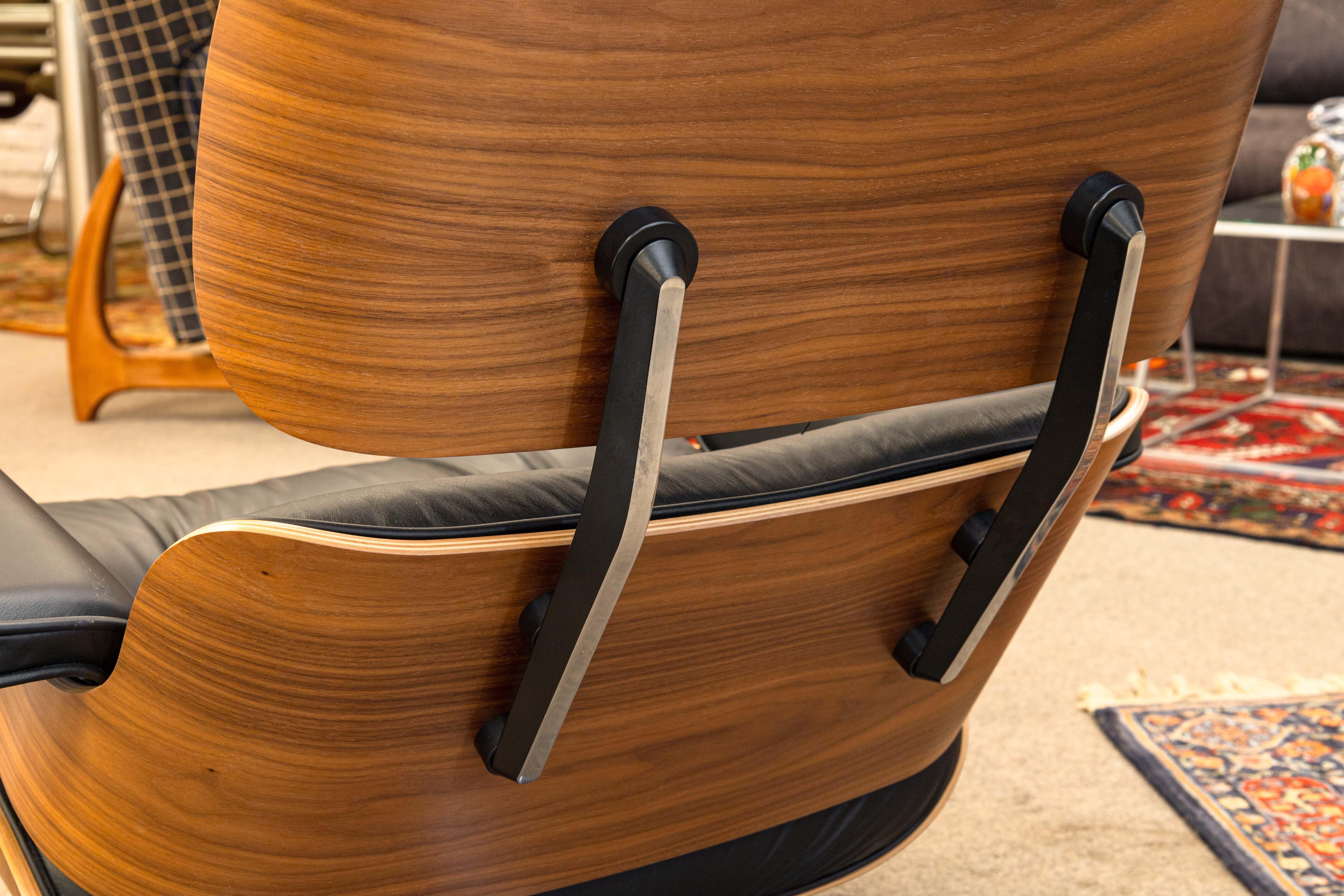 Eames para Herman Miller Silla de salón y otomana de cuero negro y nogal Siglo XXI y contemporáneo