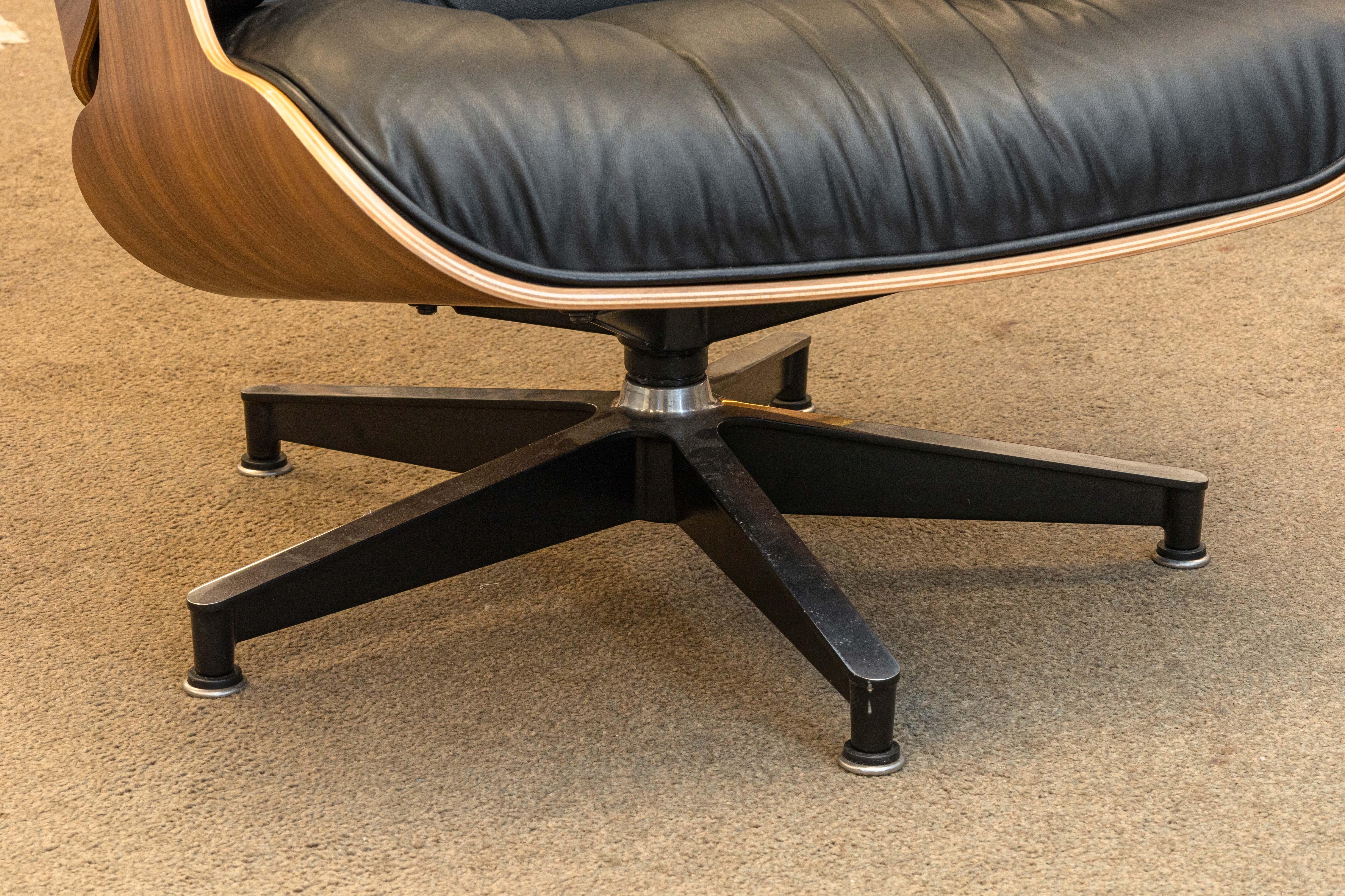 Eames para Herman Miller Silla de salón y otomana de cuero negro y nogal Cuero