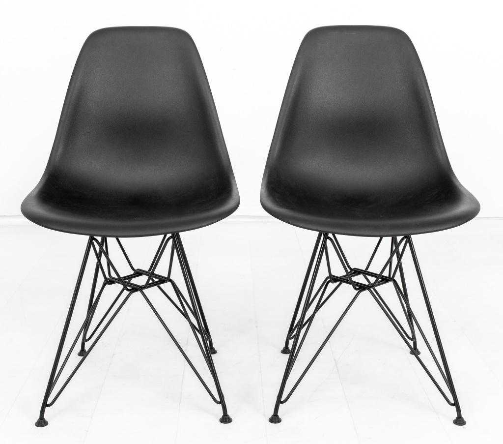 Paire de chaises d'appoint ou de salle à manger en coquille Eames pour Herman Miller Mid-Century Modern sur des bases Eiffel, assises noires, marques du fabricant sur les fonds. Provenance : Propriété de la succession d'un collectionneur de mode et
