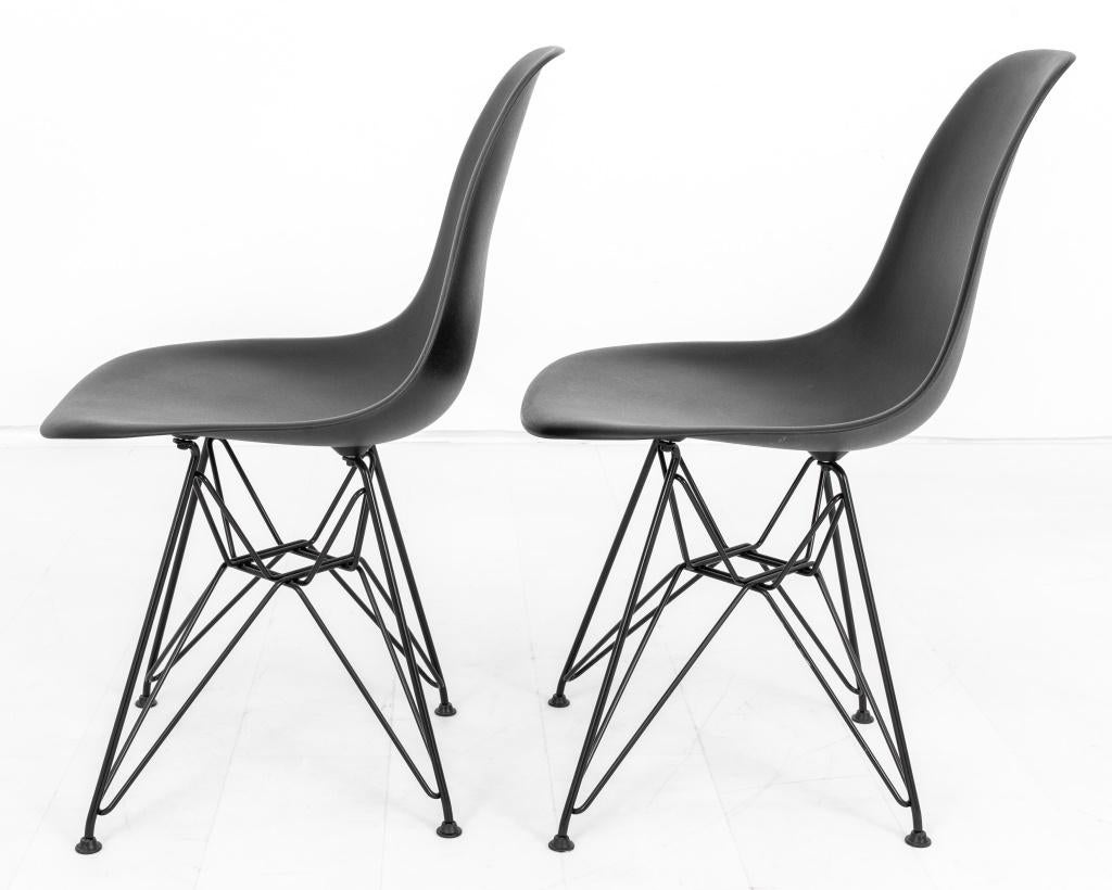 Mid-Century Modern Eames for Herman Miller Black Shell Side Chairs Pr For Sale