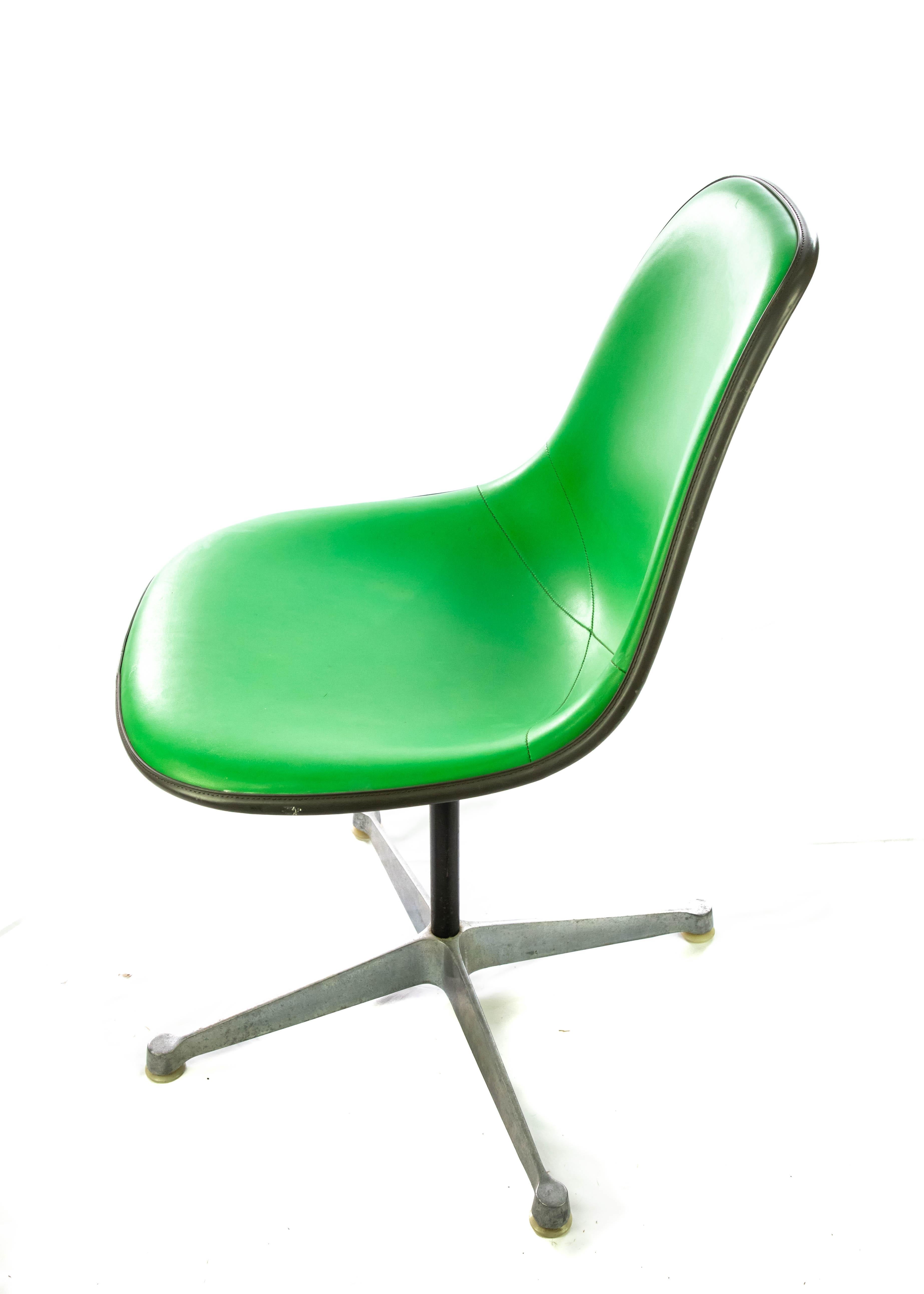 Eames for Herman Miller Bright Green Chairs (amerikanisch) im Angebot