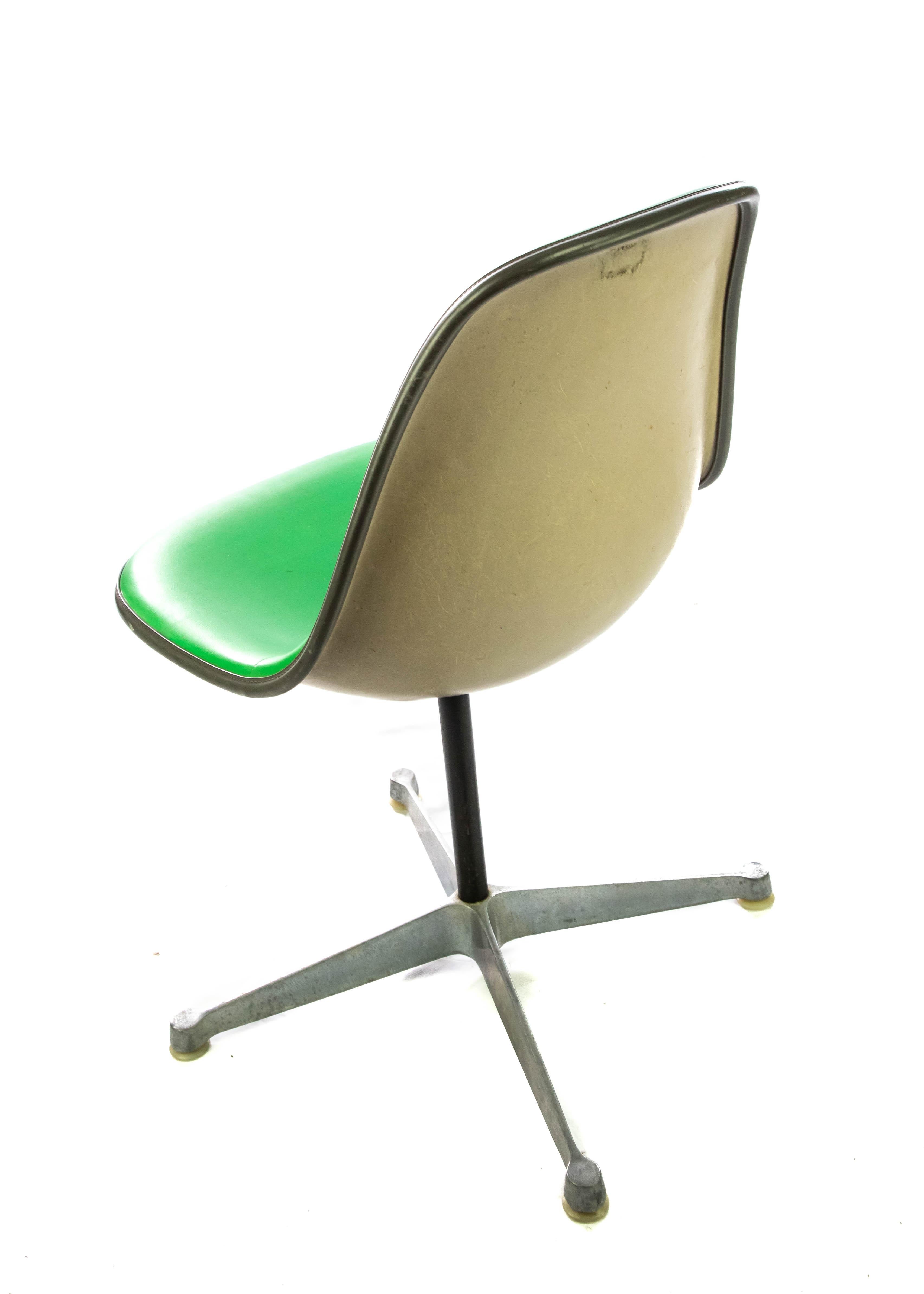 Eames for Herman Miller Bright Green Chairs (Geformt) im Angebot