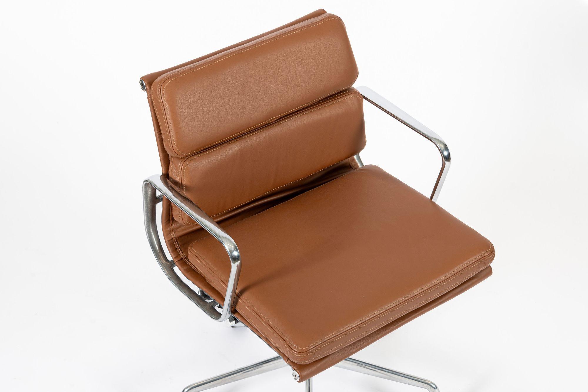 Sedia da ufficio Eames per Herman Miller in pelle marrone anni 2000 in vendita 3