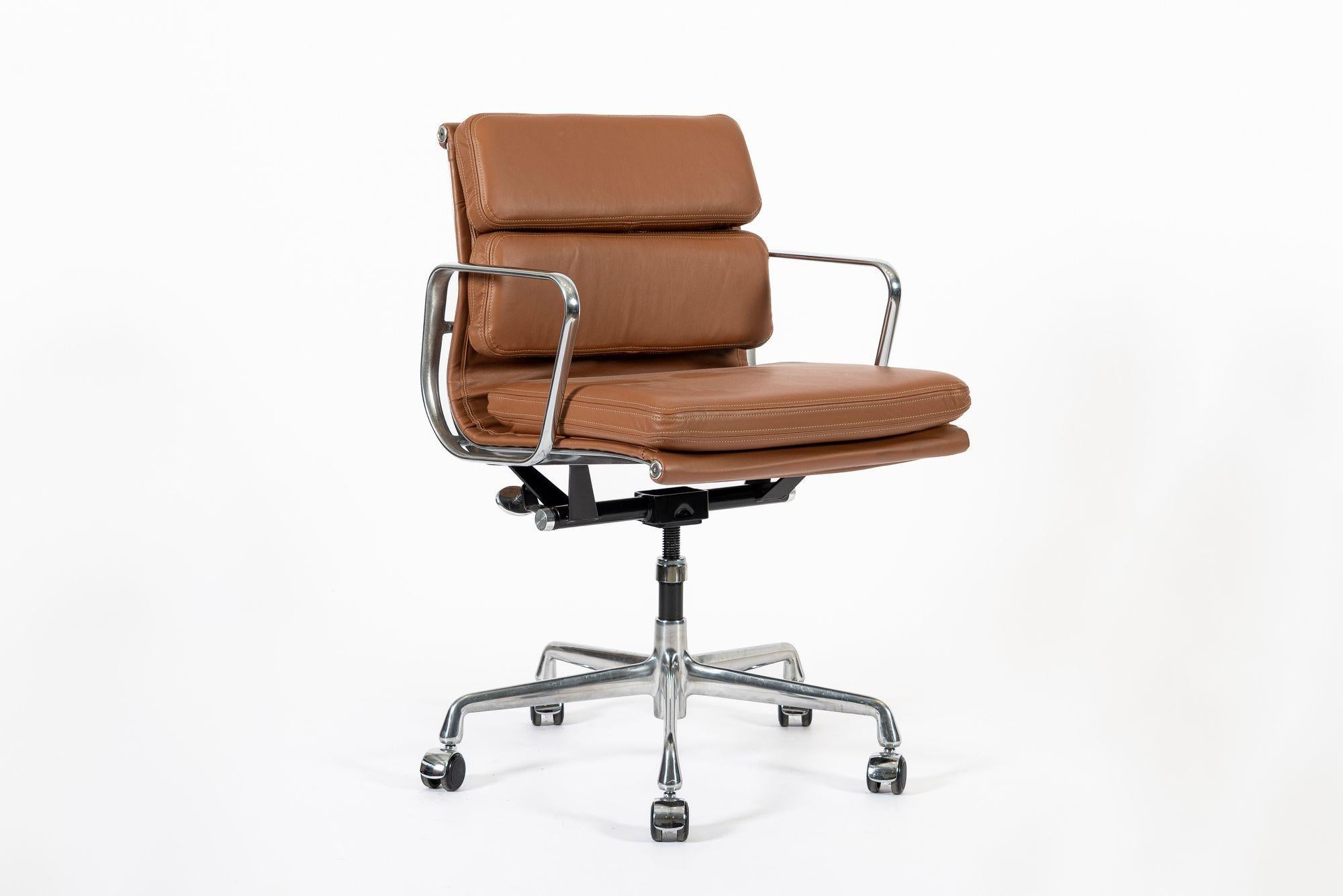 Sedia da ufficio Eames per Herman Miller in pelle marrone anni 2000 in vendita 5