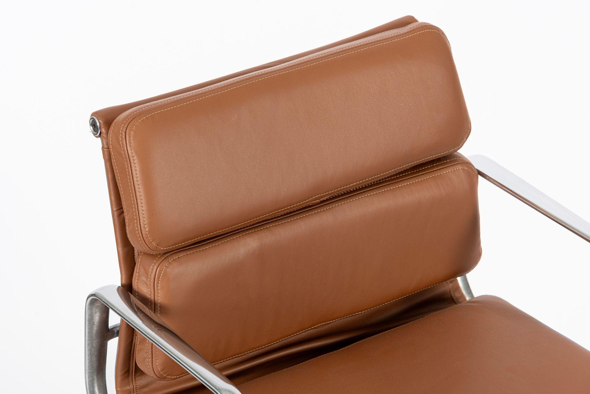 Sedia da ufficio Eames per Herman Miller in pelle marrone anni 2000 in vendita 6