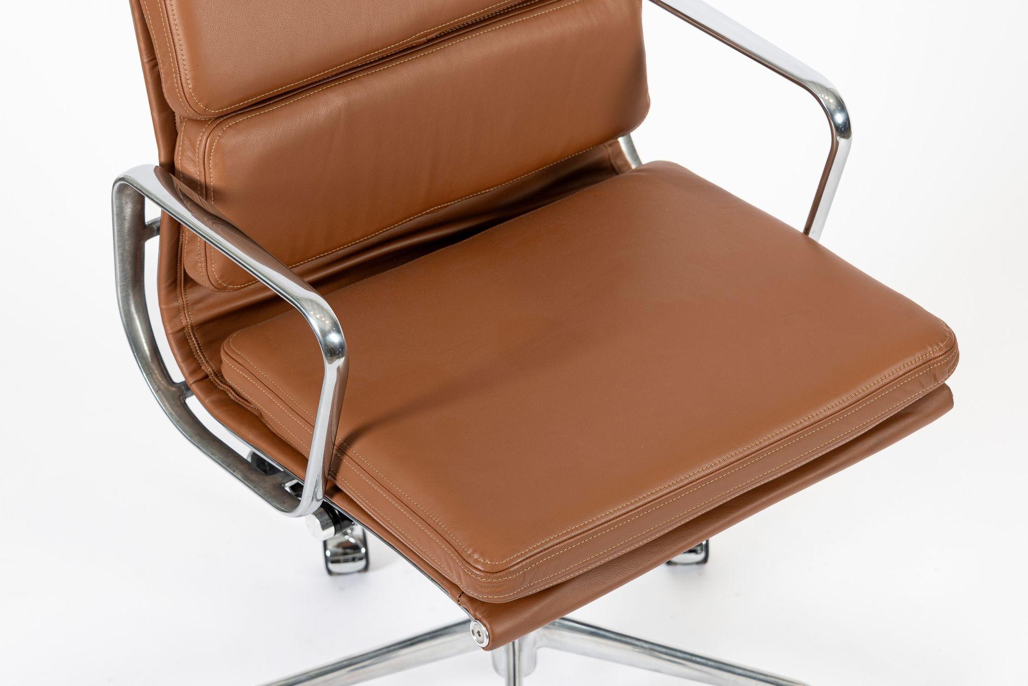 Sedia da ufficio Eames per Herman Miller in pelle marrone anni 2000 in vendita 7