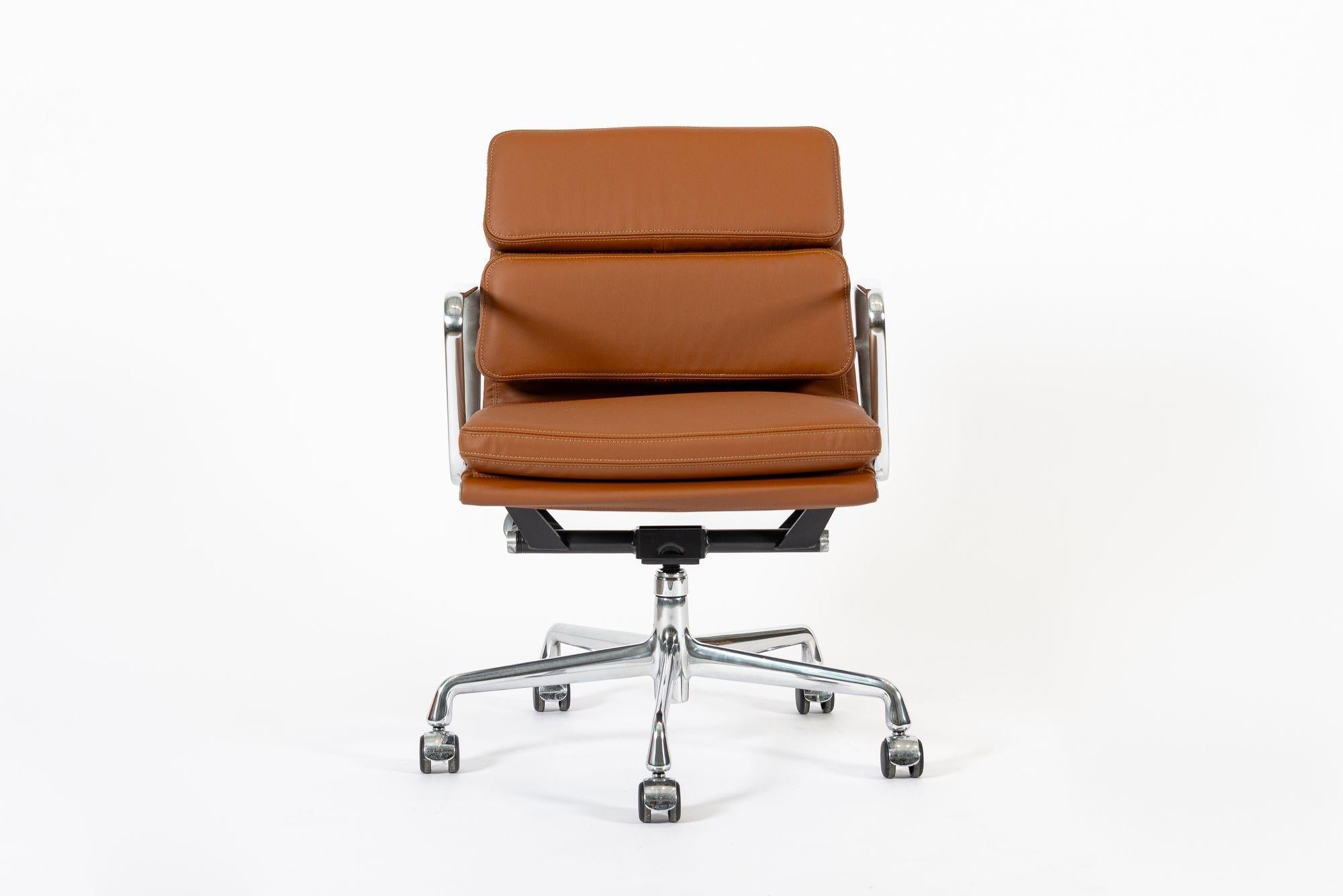 Esta auténtica silla de oficina de piel Eames para Herman Miller Soft Pad Management Height de la colección Aluminum Group se fabricó en la década de 2000. Esta clásica silla de oficina moderna de mediados de siglo fue presentada por primera vez en