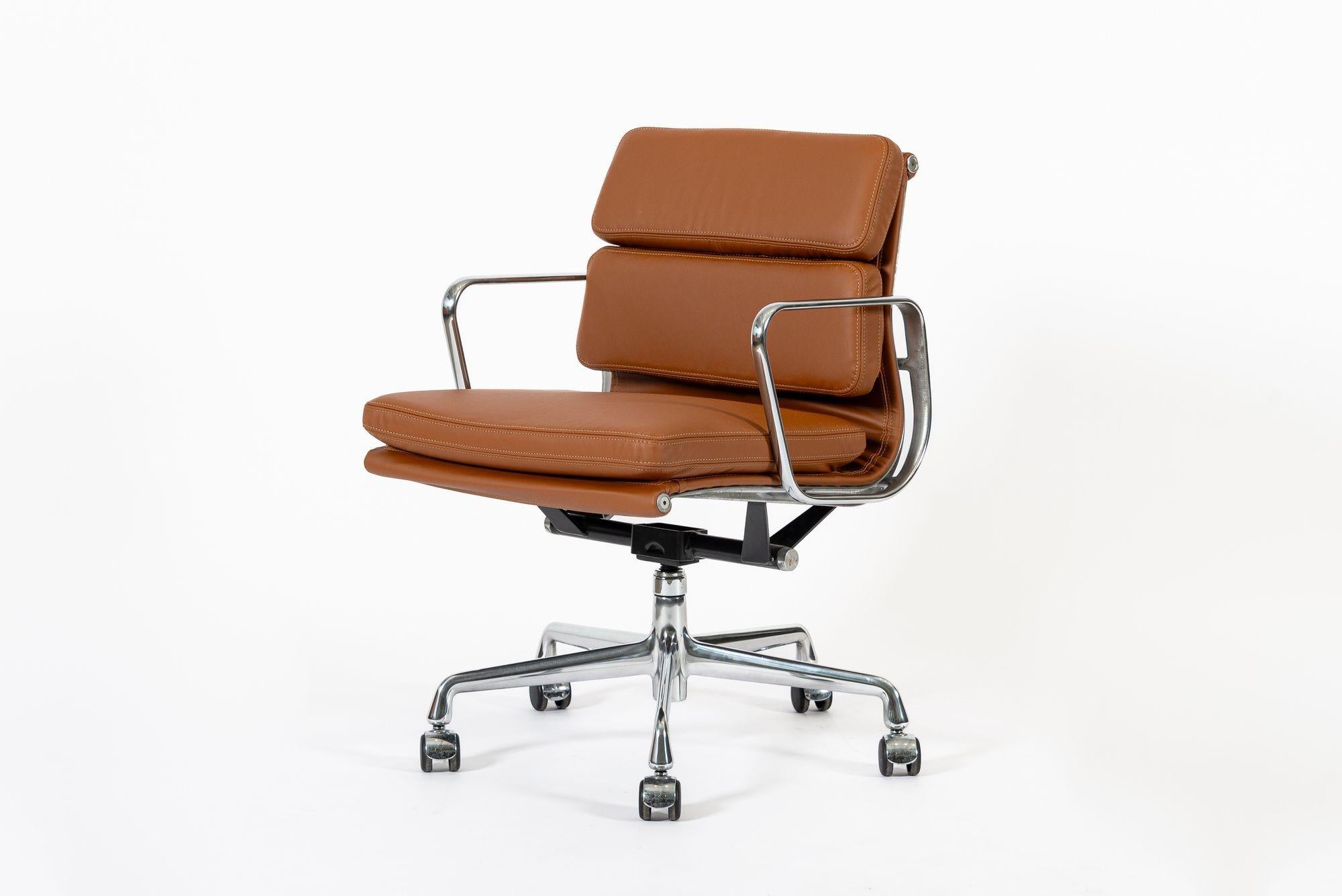 Eames para Herman Miller Silla de oficina de piel marrón 2000s Moderno de mediados de siglo en venta