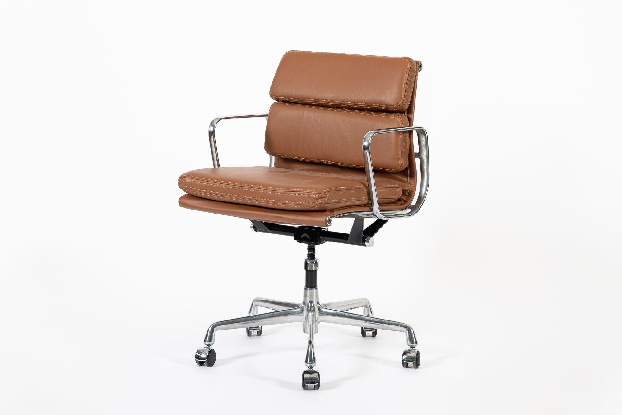 Americano Sedia da ufficio Eames per Herman Miller in pelle marrone anni 2000 in vendita