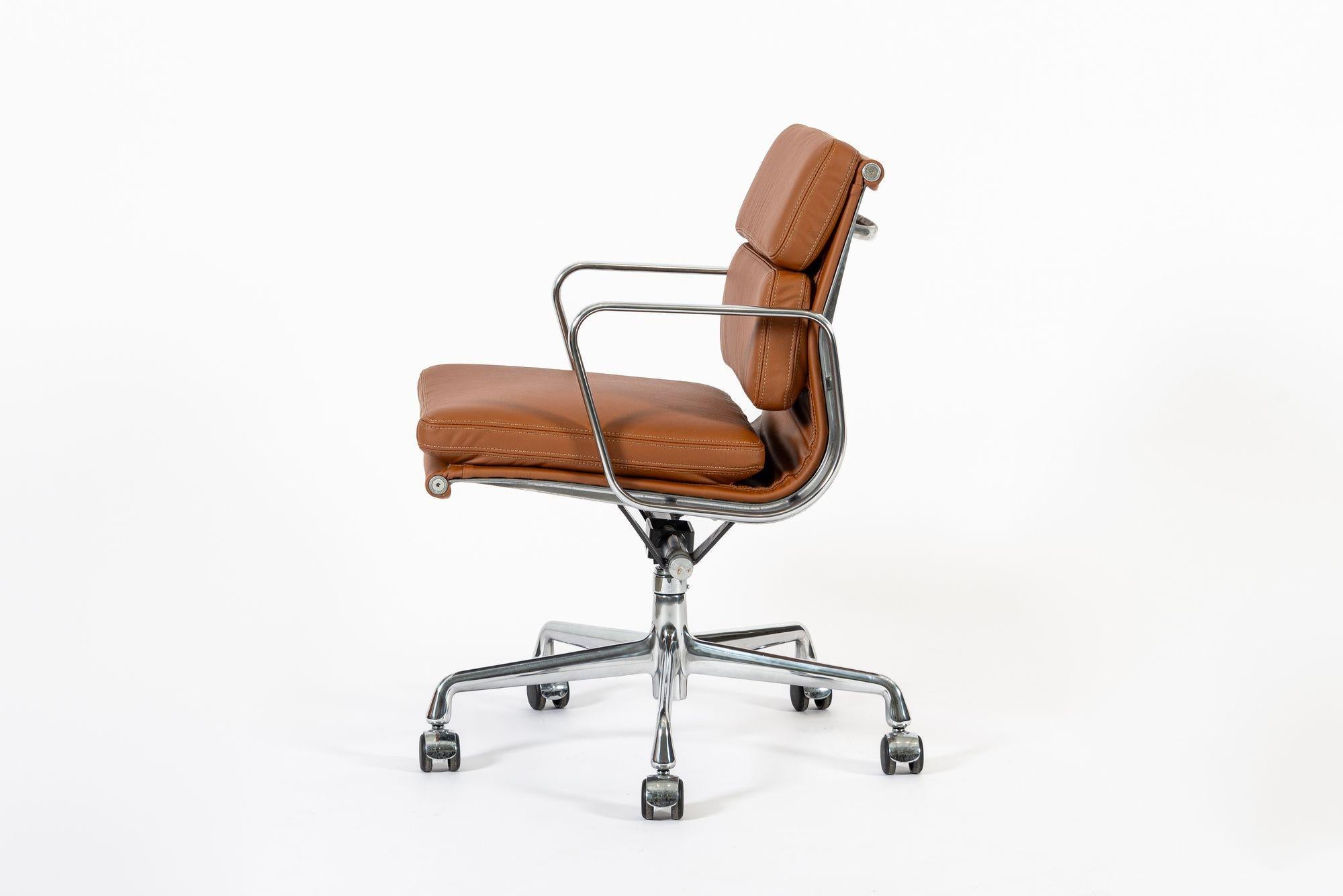 Eames para Herman Miller Silla de oficina de piel marrón 2000s Estadounidense en venta