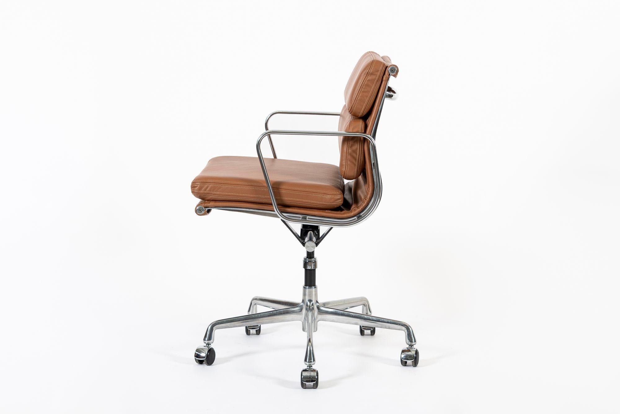 Sedia da ufficio Eames per Herman Miller in pelle marrone anni 2000 In condizioni buone in vendita a Detroit, MI