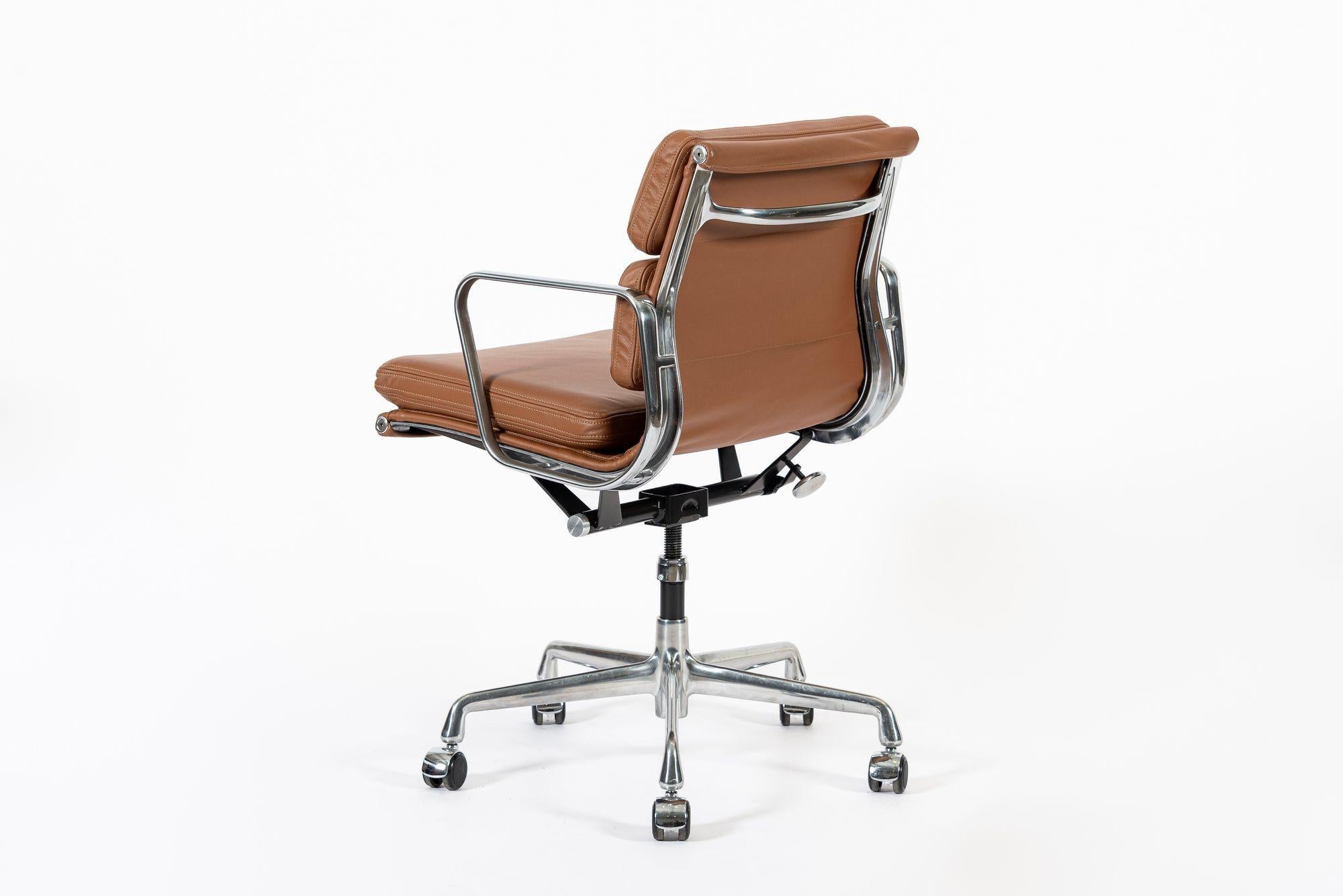 XXI secolo e contemporaneo Sedia da ufficio Eames per Herman Miller in pelle marrone anni 2000 in vendita