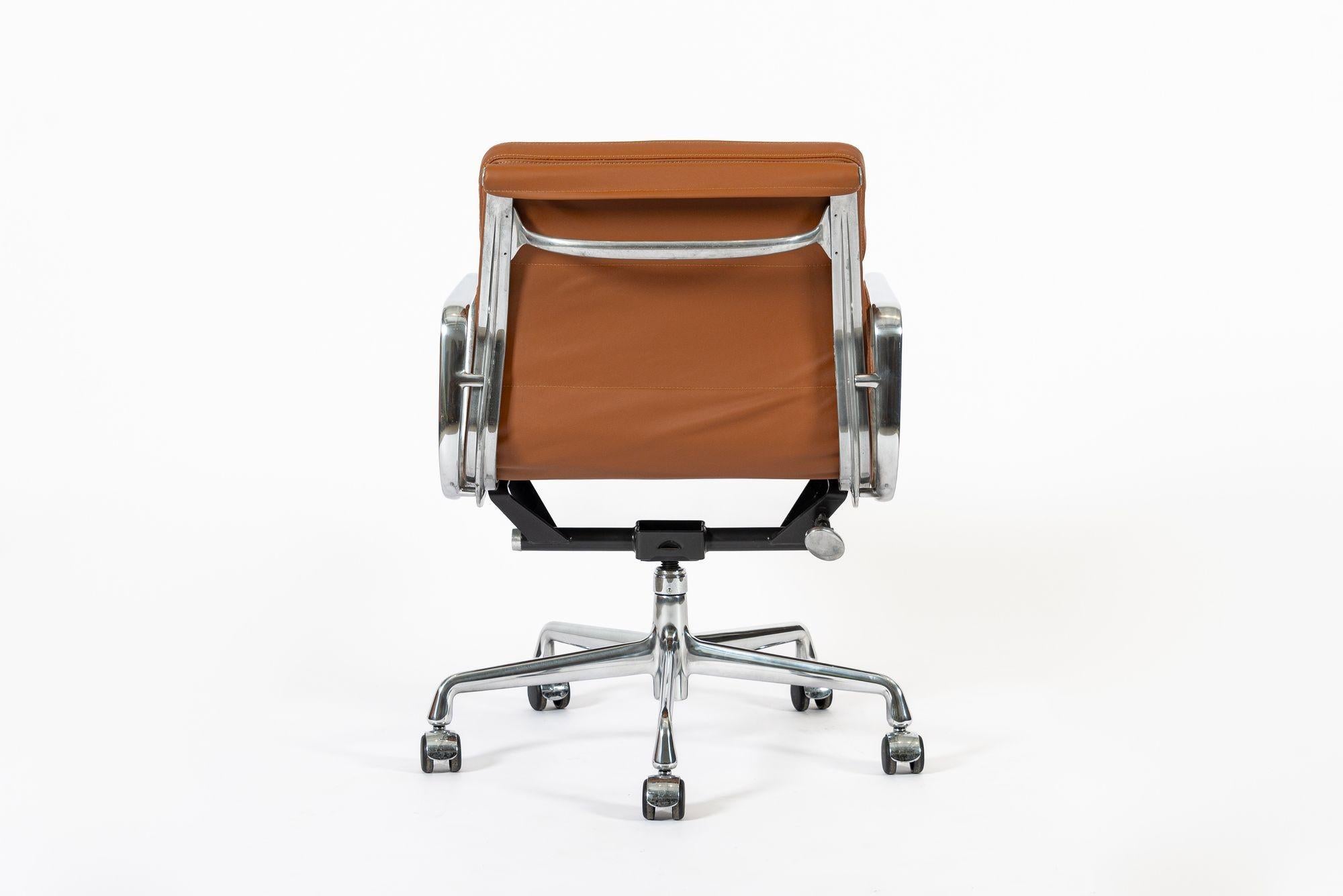 Eames para Herman Miller Silla de oficina de piel marrón 2000s Siglo XXI y contemporáneo en venta