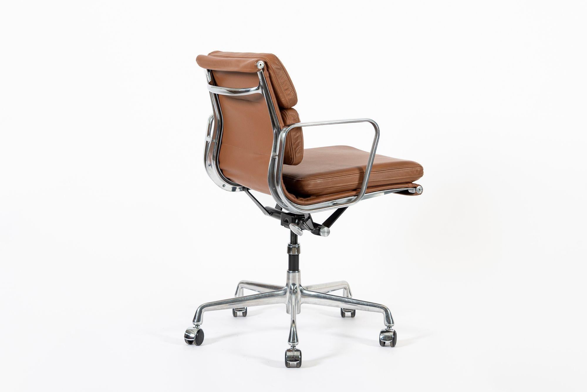 Sedia da ufficio Eames per Herman Miller in pelle marrone anni 2000 in vendita 1