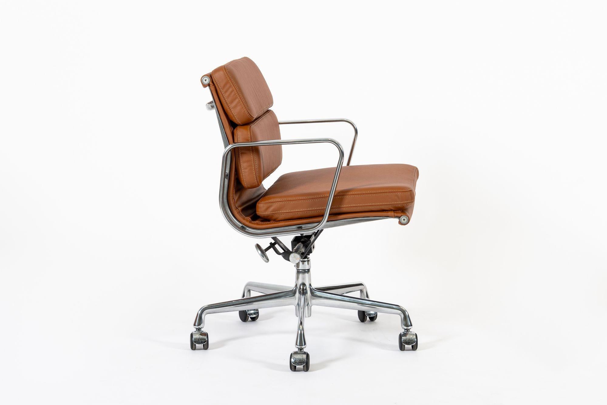 Eames para Herman Miller Silla de oficina de piel marrón 2000s en venta 1