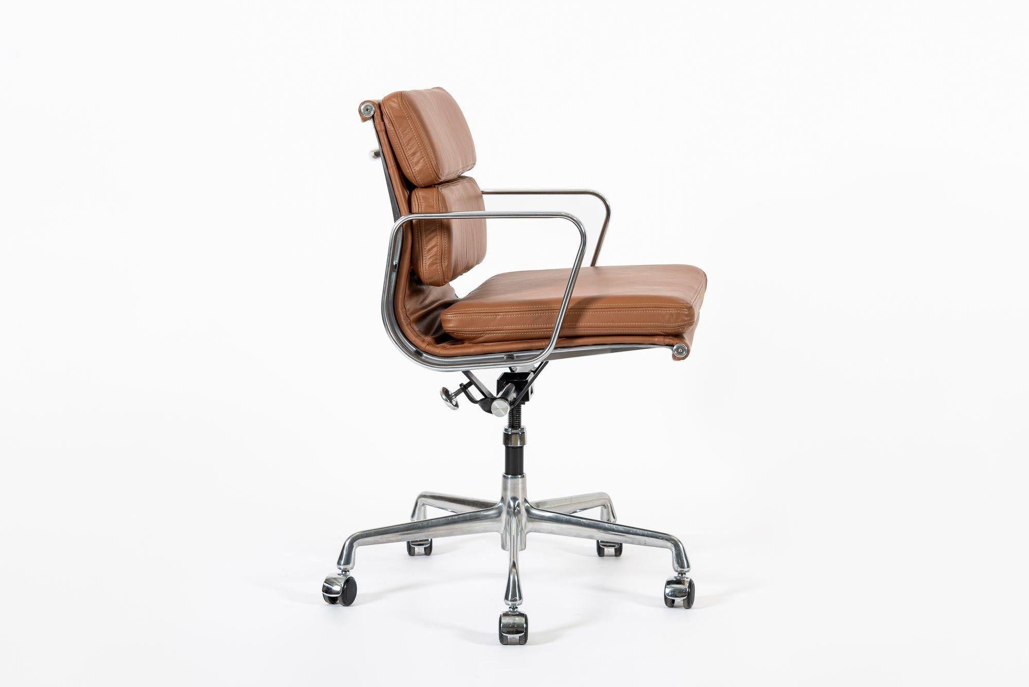 Sedia da ufficio Eames per Herman Miller in pelle marrone anni 2000 in vendita 2