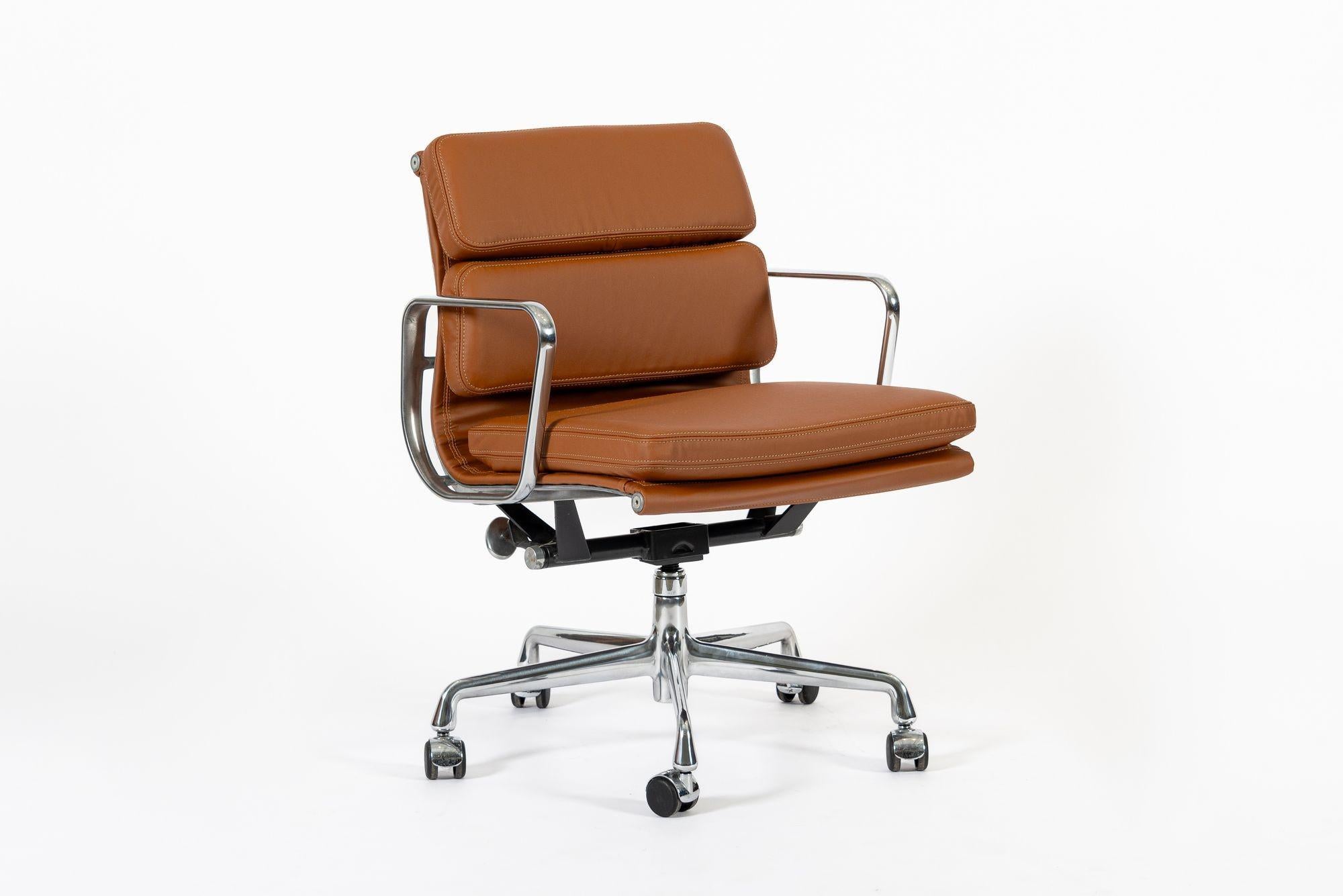 Eames para Herman Miller Silla de oficina de piel marrón 2000s en venta 2
