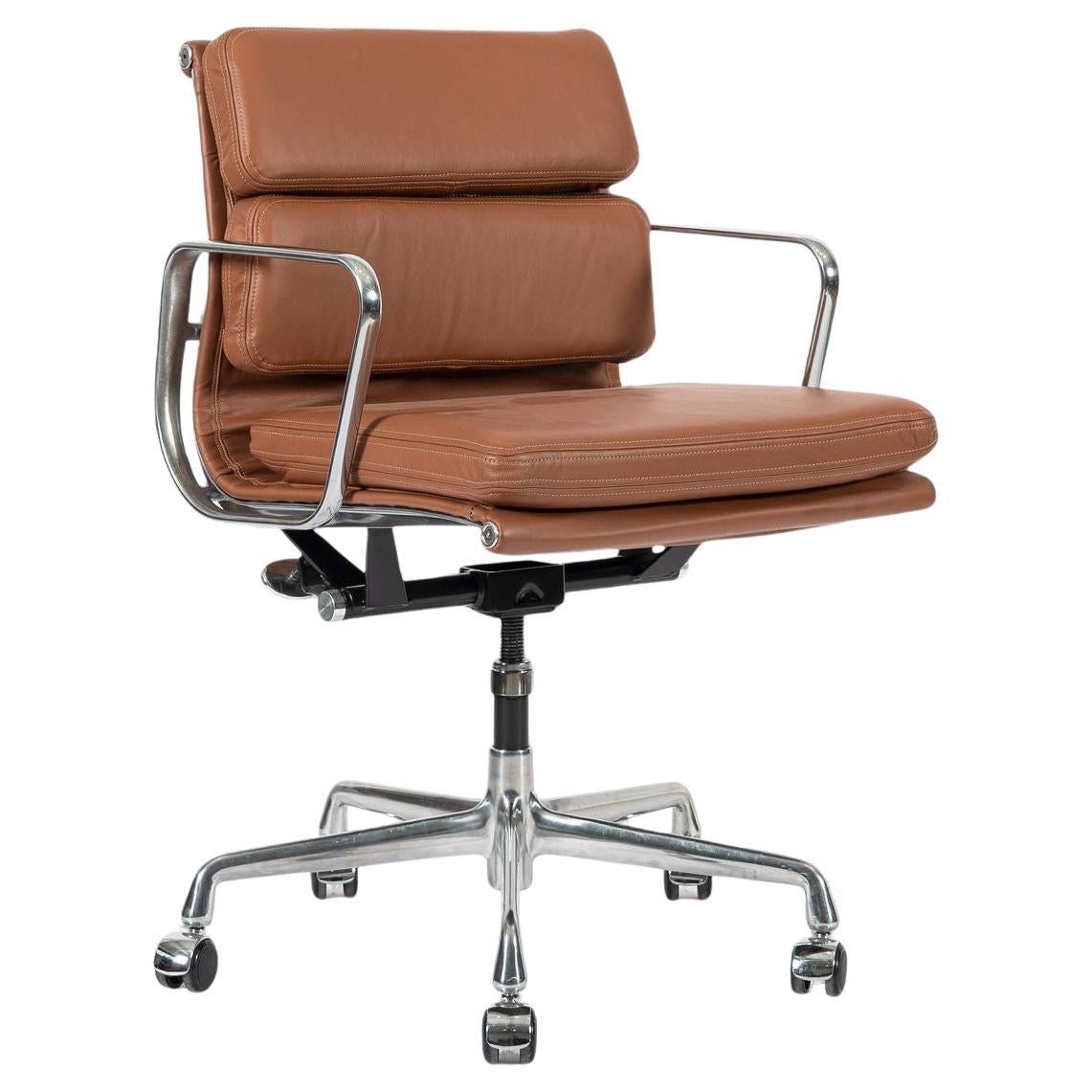 Sedia da ufficio Eames per Herman Miller in pelle marrone anni 2000 in vendita