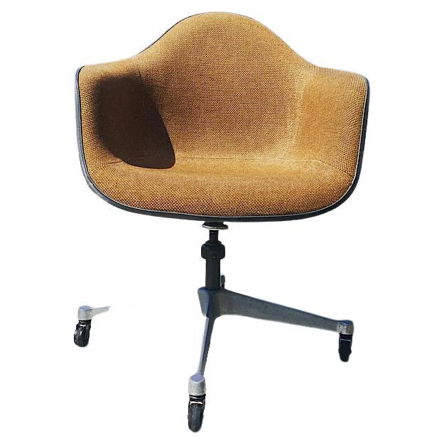 Designed by Ray and Charles Eames for Herman Miller. This fiberglass chair on chrome legs is both comfortable and functional. This highly sought-after chair functions great as a dining chair or office chair. In its original upholstery, no tears or