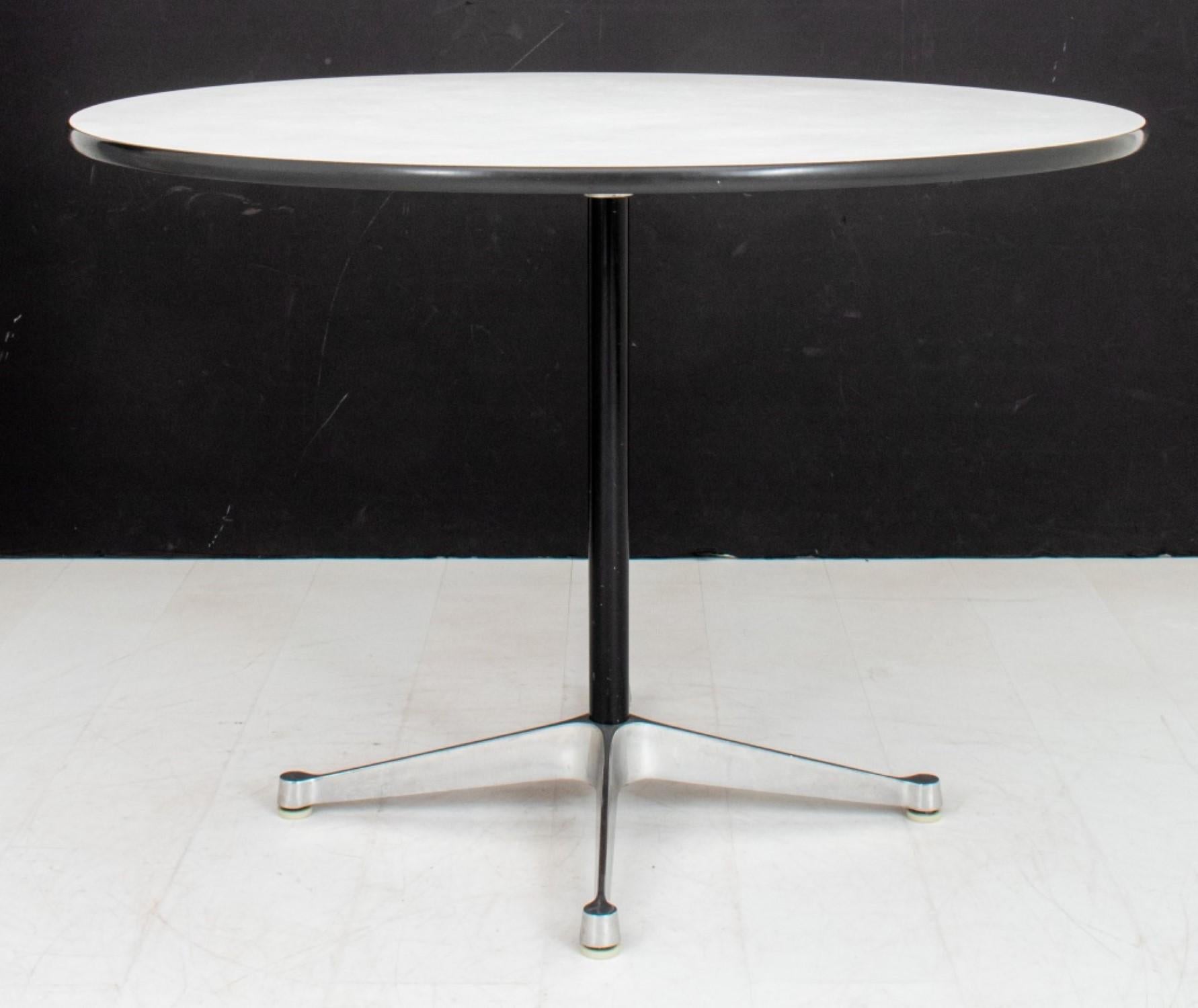 Américain Table de salle à manger circulaire Eames pour Herman Miller en vente