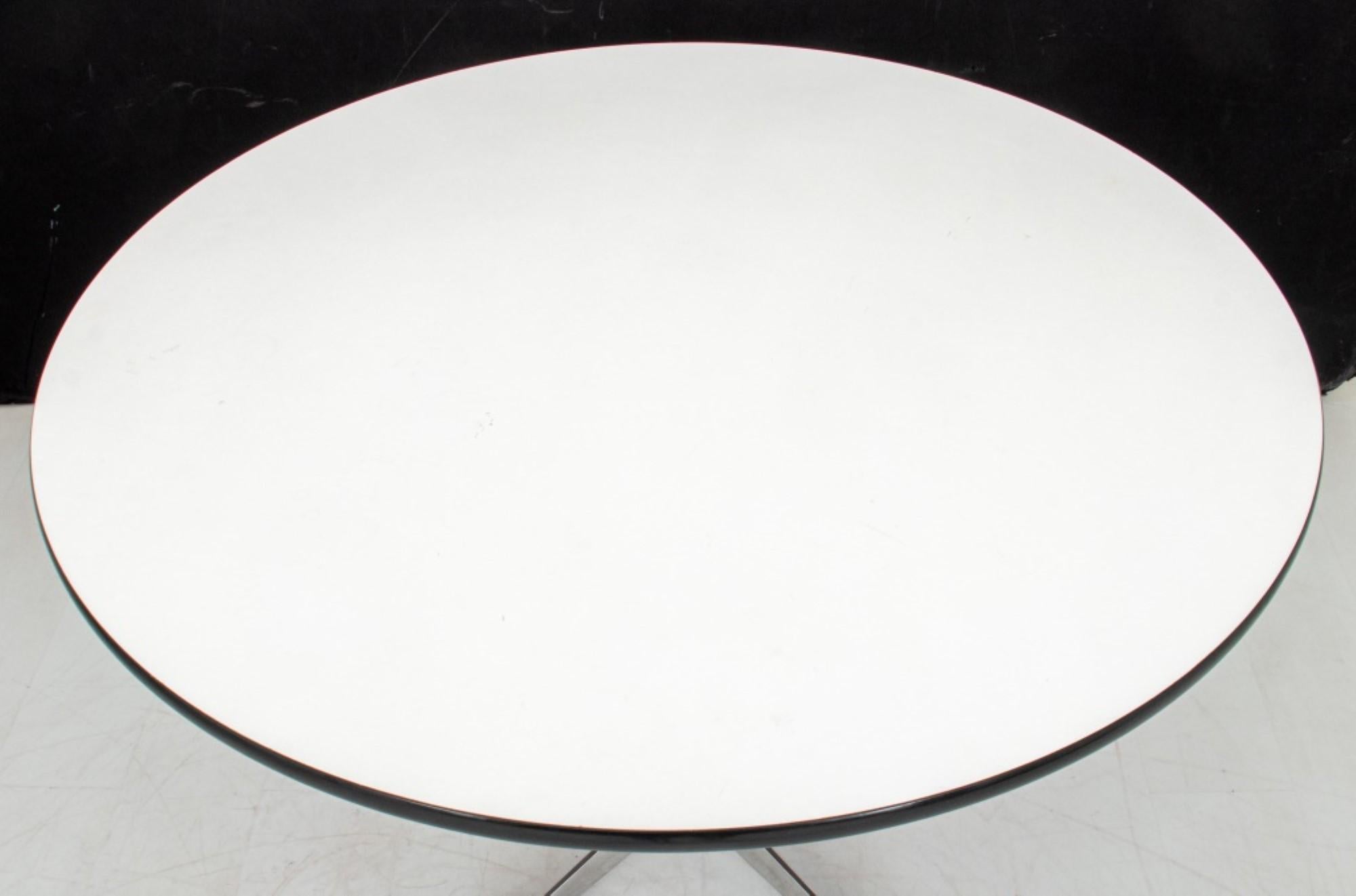 Eames for Herman Miller Circular Dining Table In Good Condition For Sale In New York, NY
