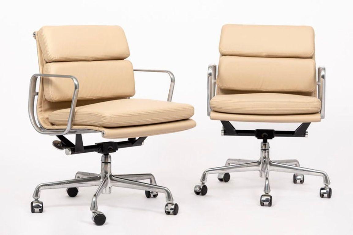 Eames para Herman Miller Pareja de sillas de oficina de piel color crema años 2000 en venta 5