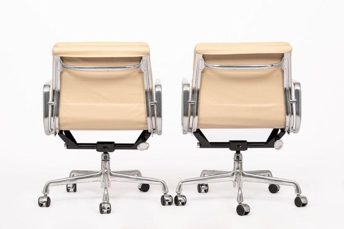 Eames para Herman Miller Pareja de sillas de oficina de piel color crema años 2000 en venta 6