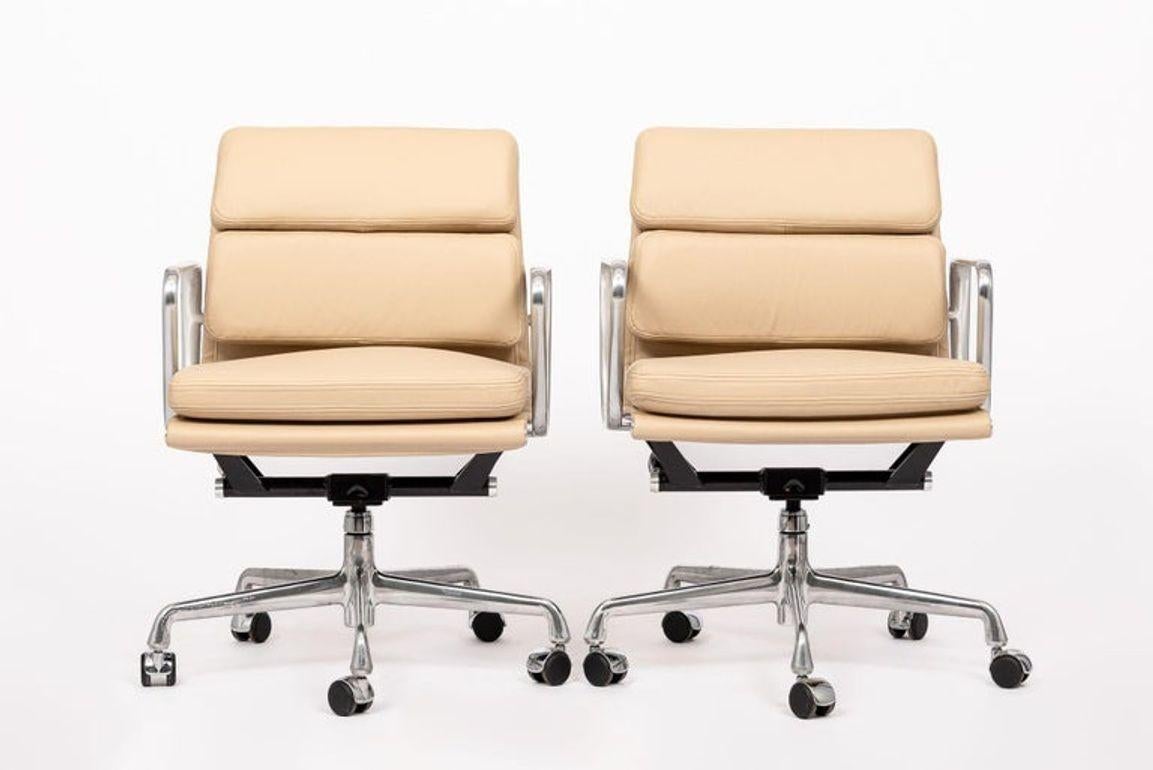Eames para Herman Miller Pareja de sillas de oficina de piel color crema años 2000 Moderno de mediados de siglo en venta