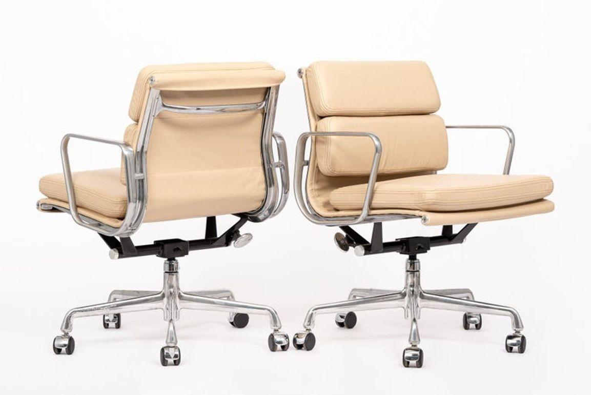 Eames para Herman Miller Pareja de sillas de oficina de piel color crema años 2000 Estadounidense en venta
