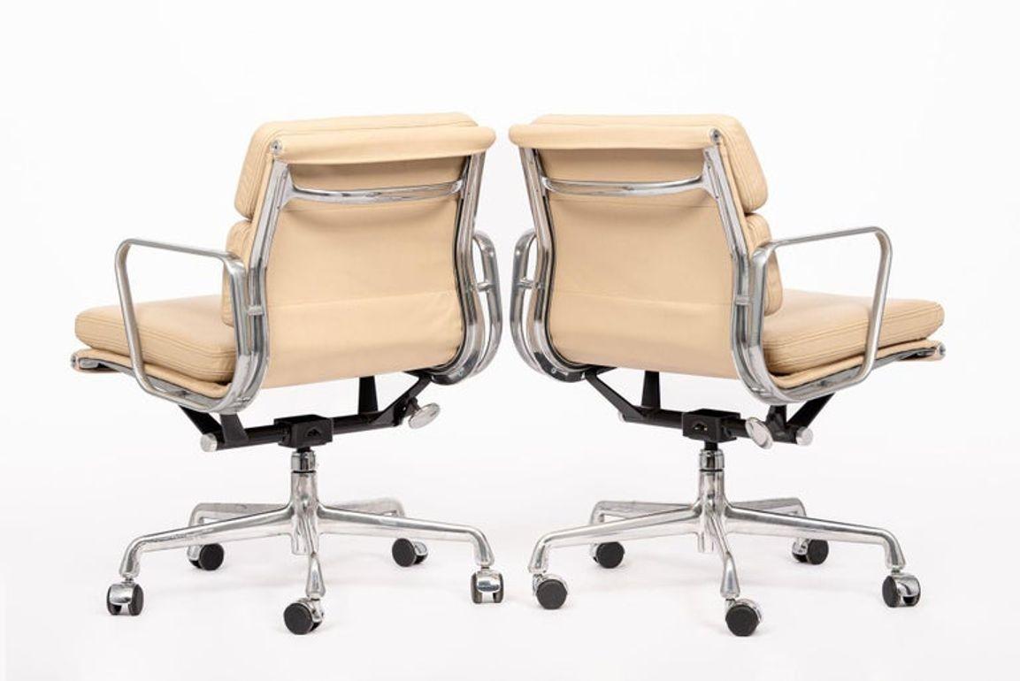 Eames para Herman Miller Pareja de sillas de oficina de piel color crema años 2000 en Bueno estado para la venta en Detroit, MI