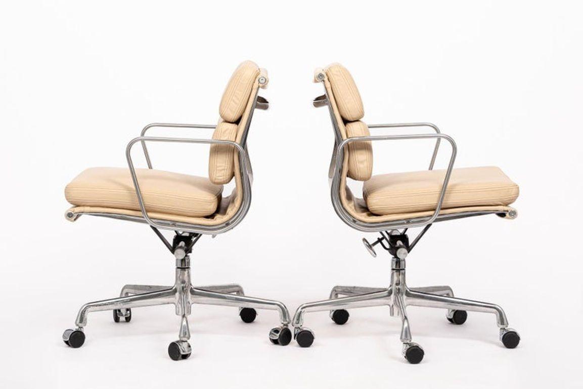 Eames para Herman Miller Pareja de sillas de oficina de piel color crema años 2000 Siglo XXI y contemporáneo en venta