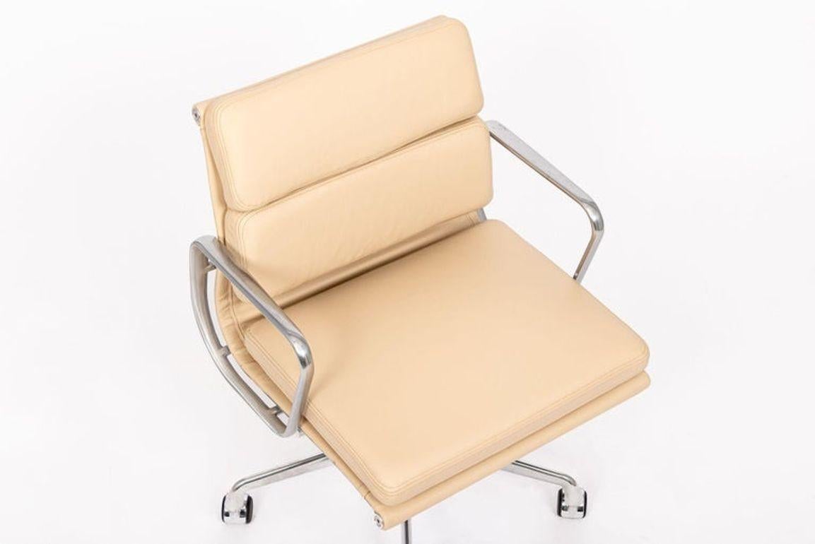 Eames para Herman Miller Pareja de sillas de oficina de piel color crema años 2000 Aluminio en venta