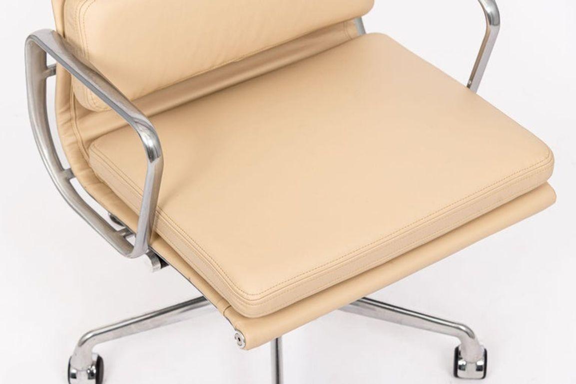 Eames para Herman Miller Pareja de sillas de oficina de piel color crema años 2000 en venta 2