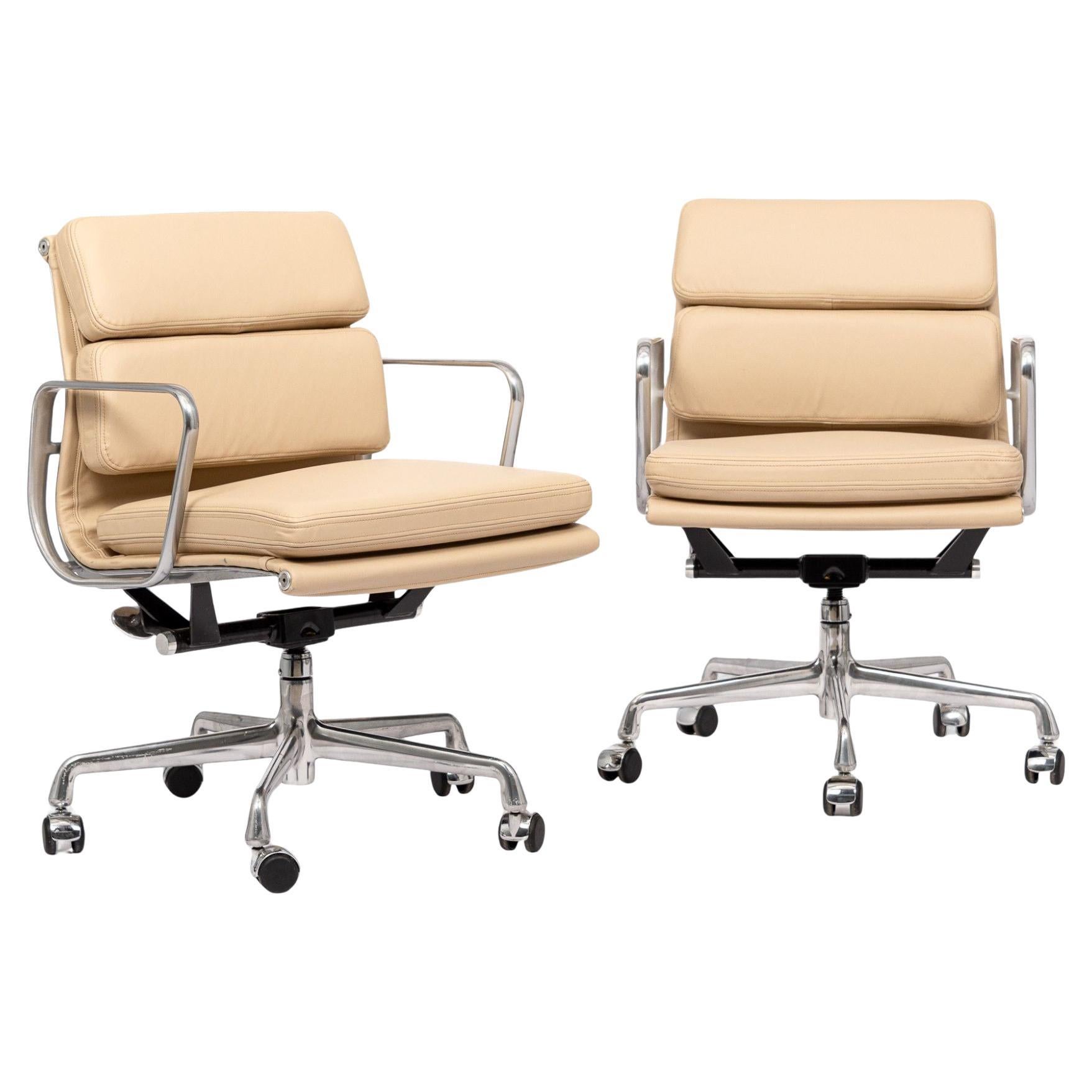 Eames para Herman Miller Pareja de sillas de oficina de piel color crema años 2000 en venta