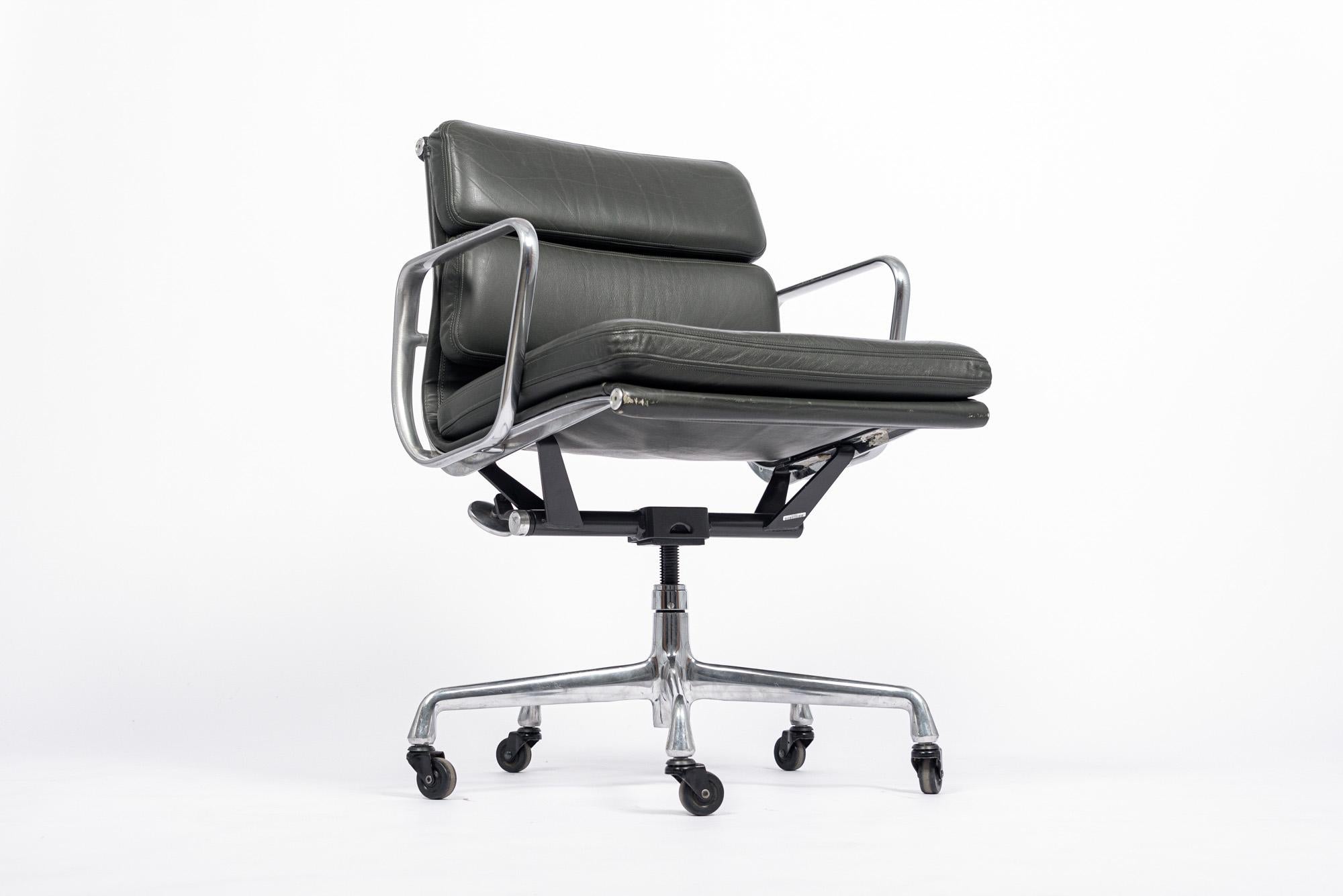 Eames for Herman Miller Dark Gray Leather Office Chair Aluminum Group Soft Pad  For Sale 2