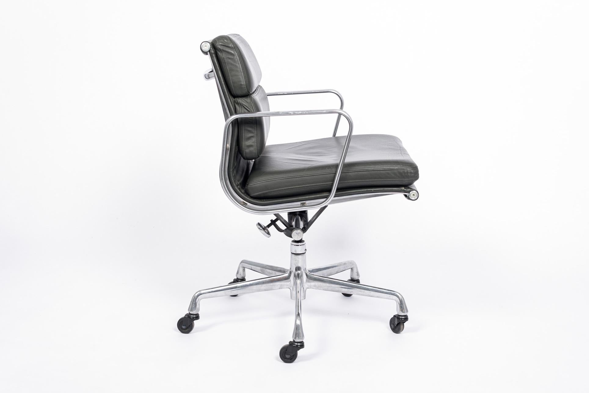 This authentic Eames for Herman Miller Soft Pad Management Height gray leather office chair from the Aluminum Group Collection was manufactured in the 2000s. This classic mid century modern office chair was first introduced in 1969 by Charles and