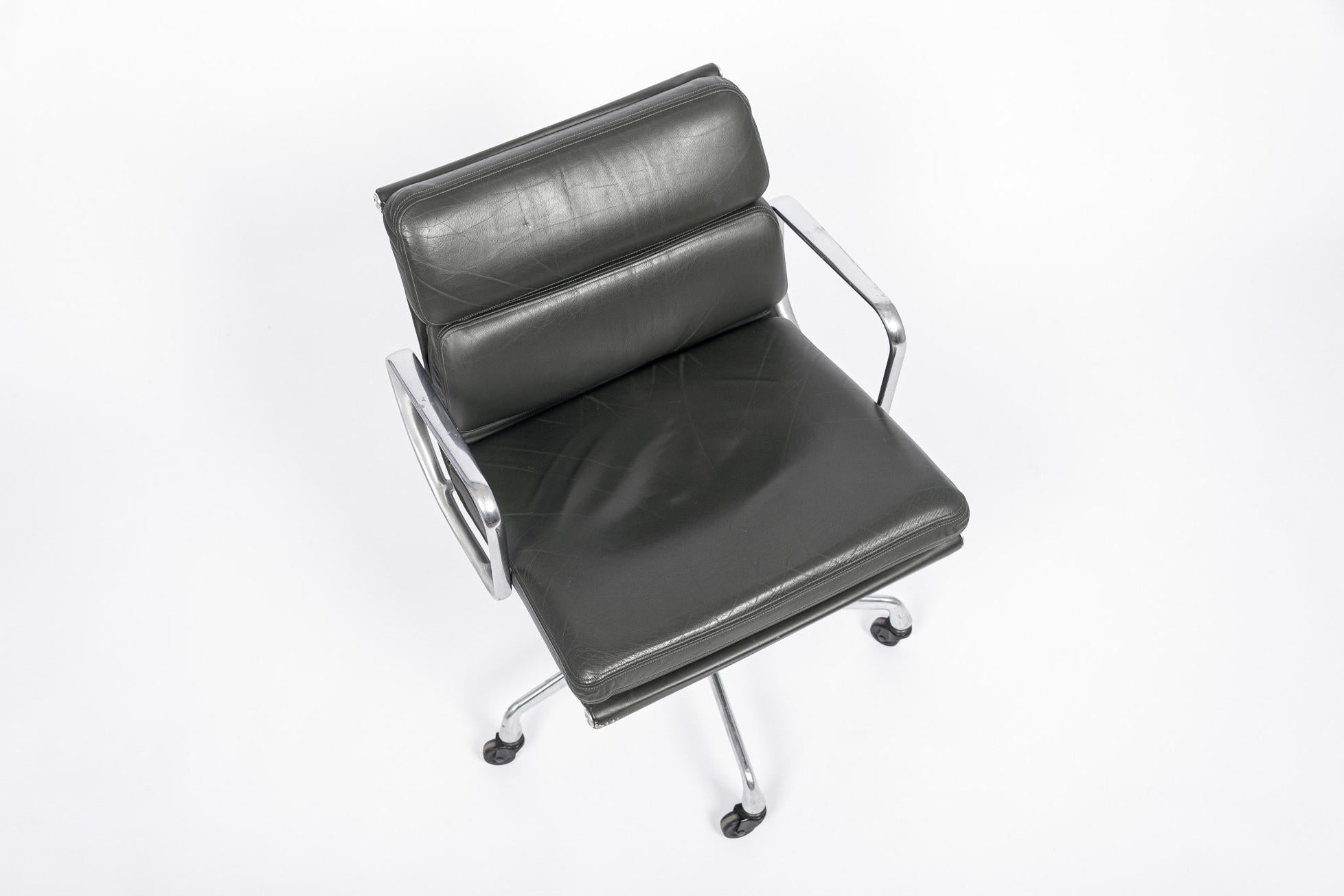 Eames for Herman Miller Dark Gray Leather Office Chair Aluminum Group Soft Pad  In Good Condition For Sale In Detroit, MI