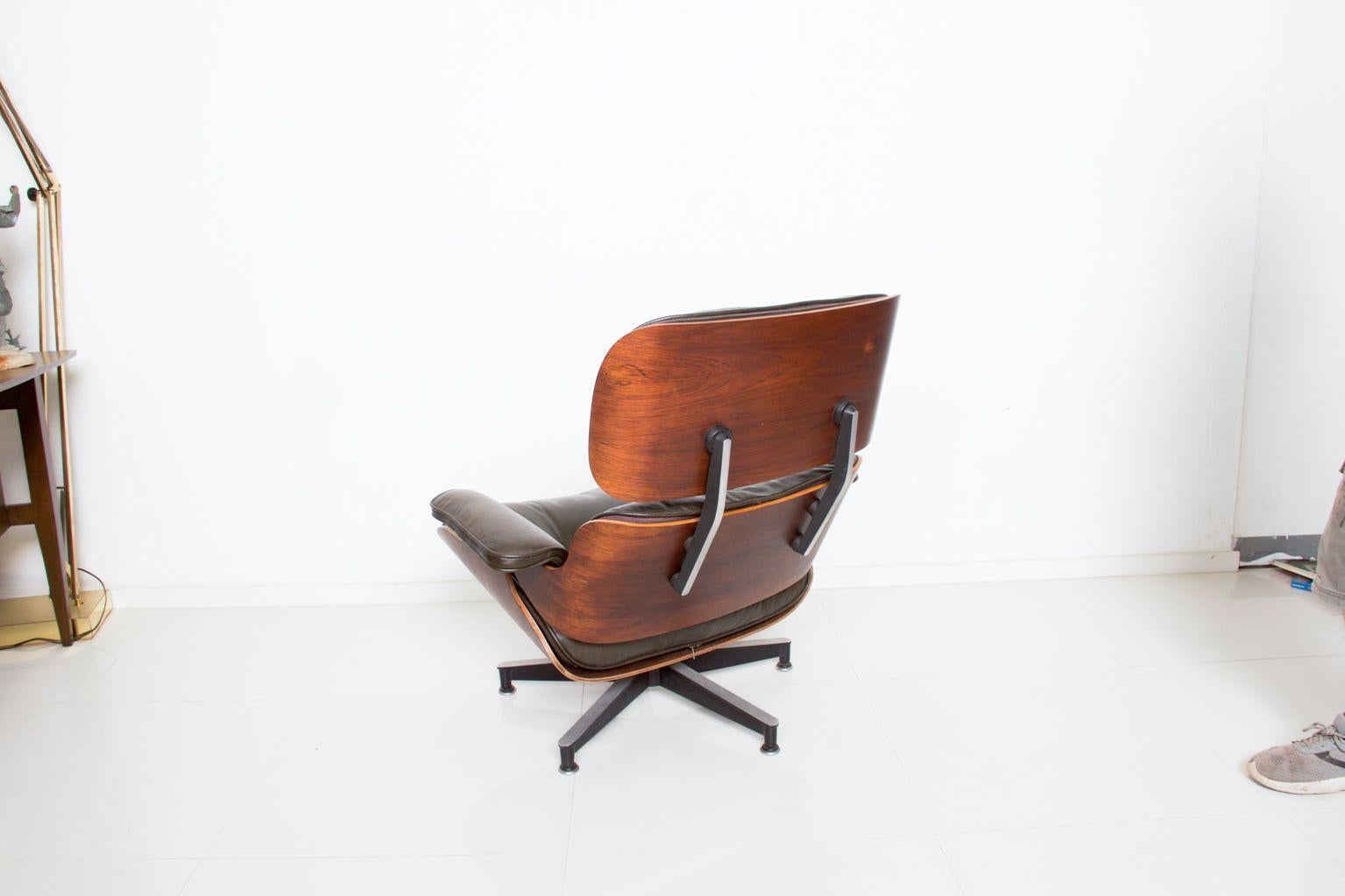 Eames for Herman Miller Dark Green Leather Lounge Chair and Ottoman In Good Condition In Chula Vista, CA