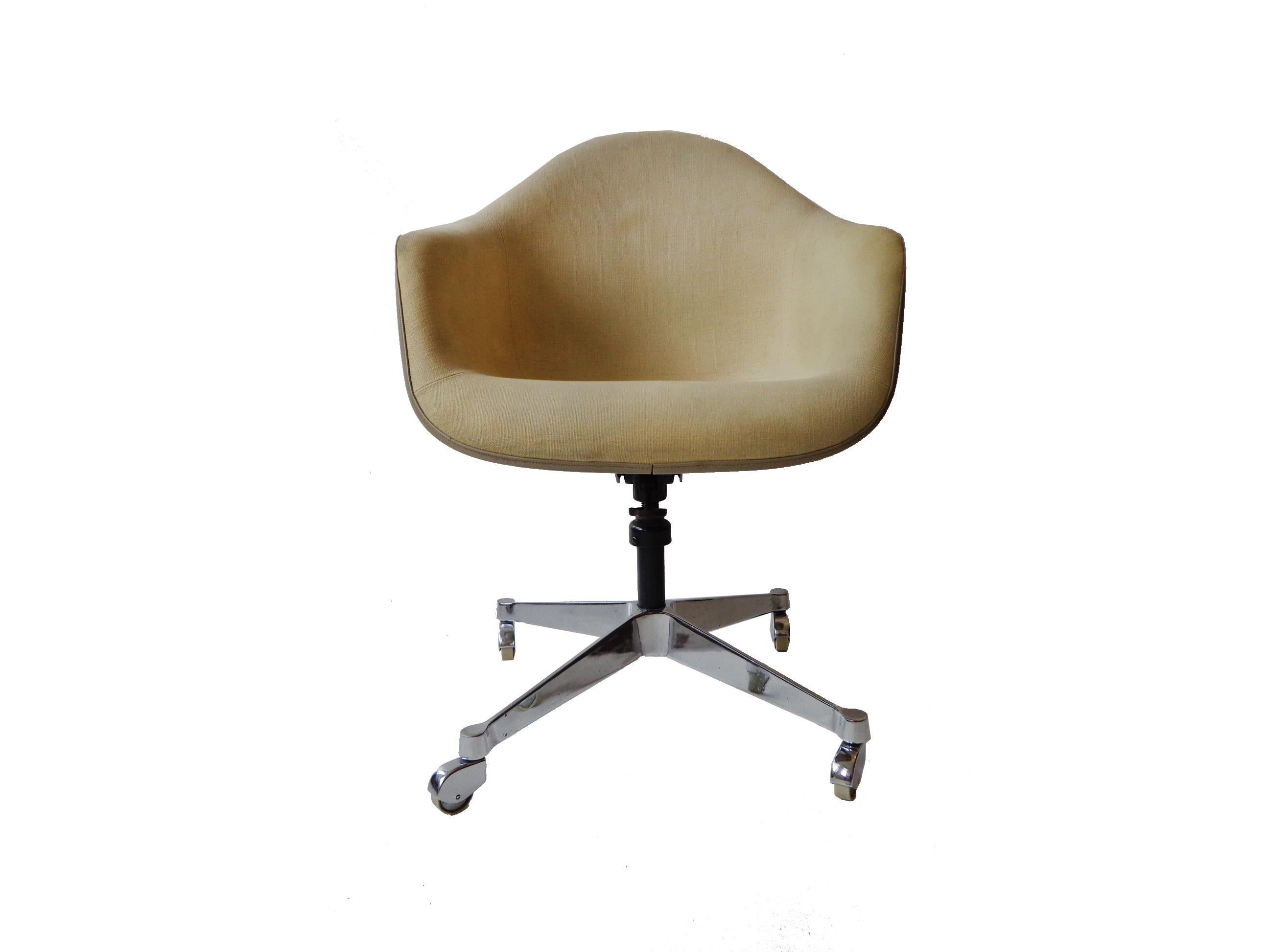 Classic Mid-Century Modern office or desk armchair on castors and tilt swivel in of-white fabric with molded fiberglass shell on a chrome base.
Tilt swivel and adjustable base works great.
Adjustable seat height from: 18.90