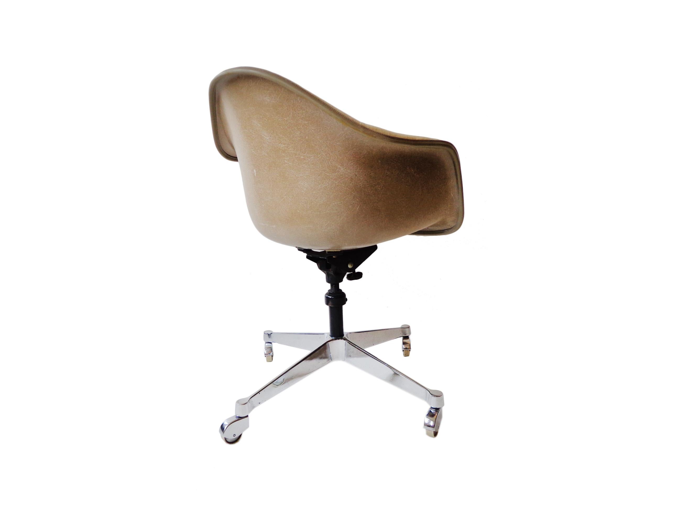 Eames for Herman Miller DAT-1 Swivel Desk or Office Armchair Midcentury, 1960s In Good Condition In Amsterdam, NL