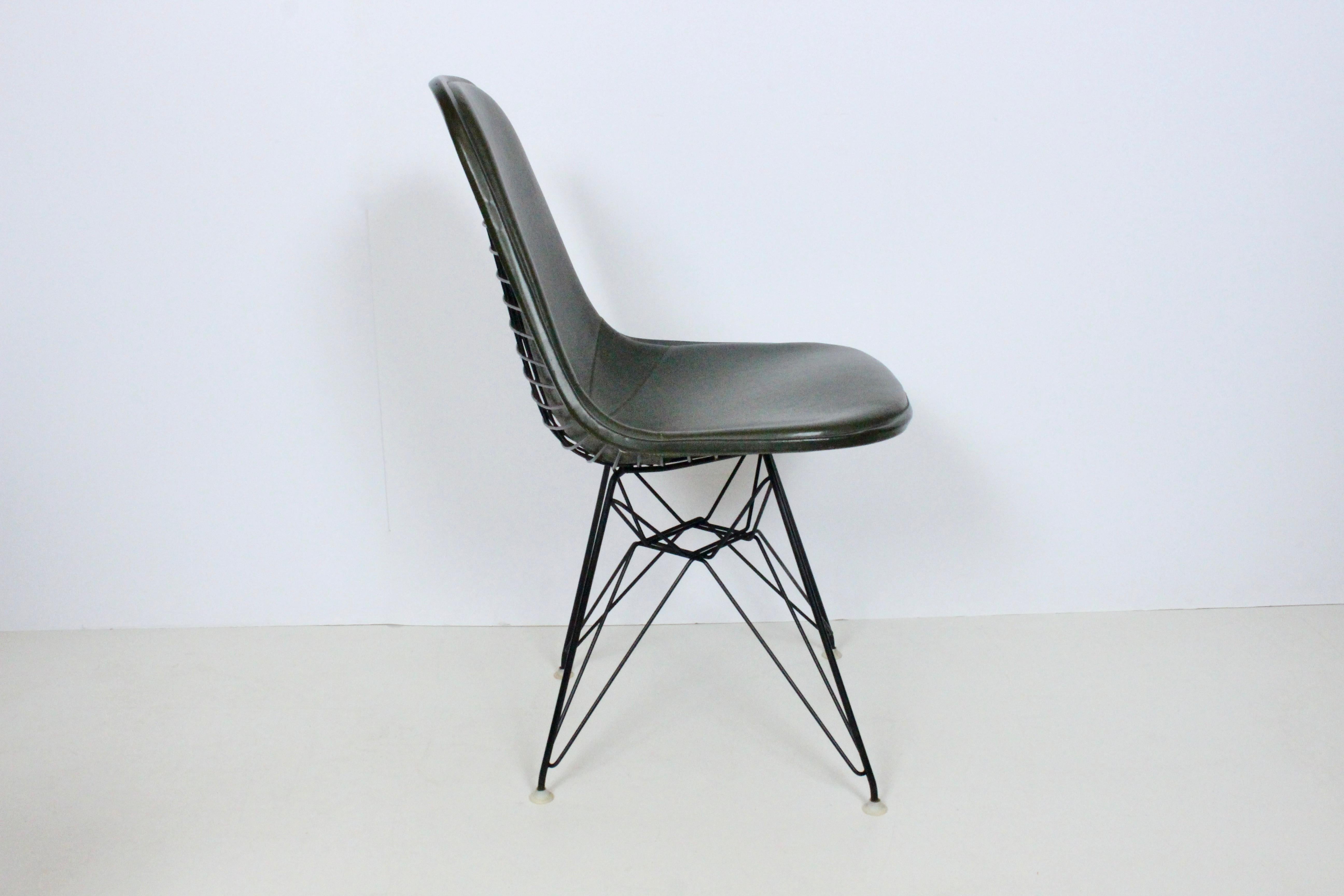 Charles & Ray Eames for Herman Miller DKR dark olive vinyl padded wire chair. Featuring a lightweight woven wire frame with softly padded rare Dark Olive Green (2 clip) molded vinyl cover, atop a Black enameled cross wire web 
