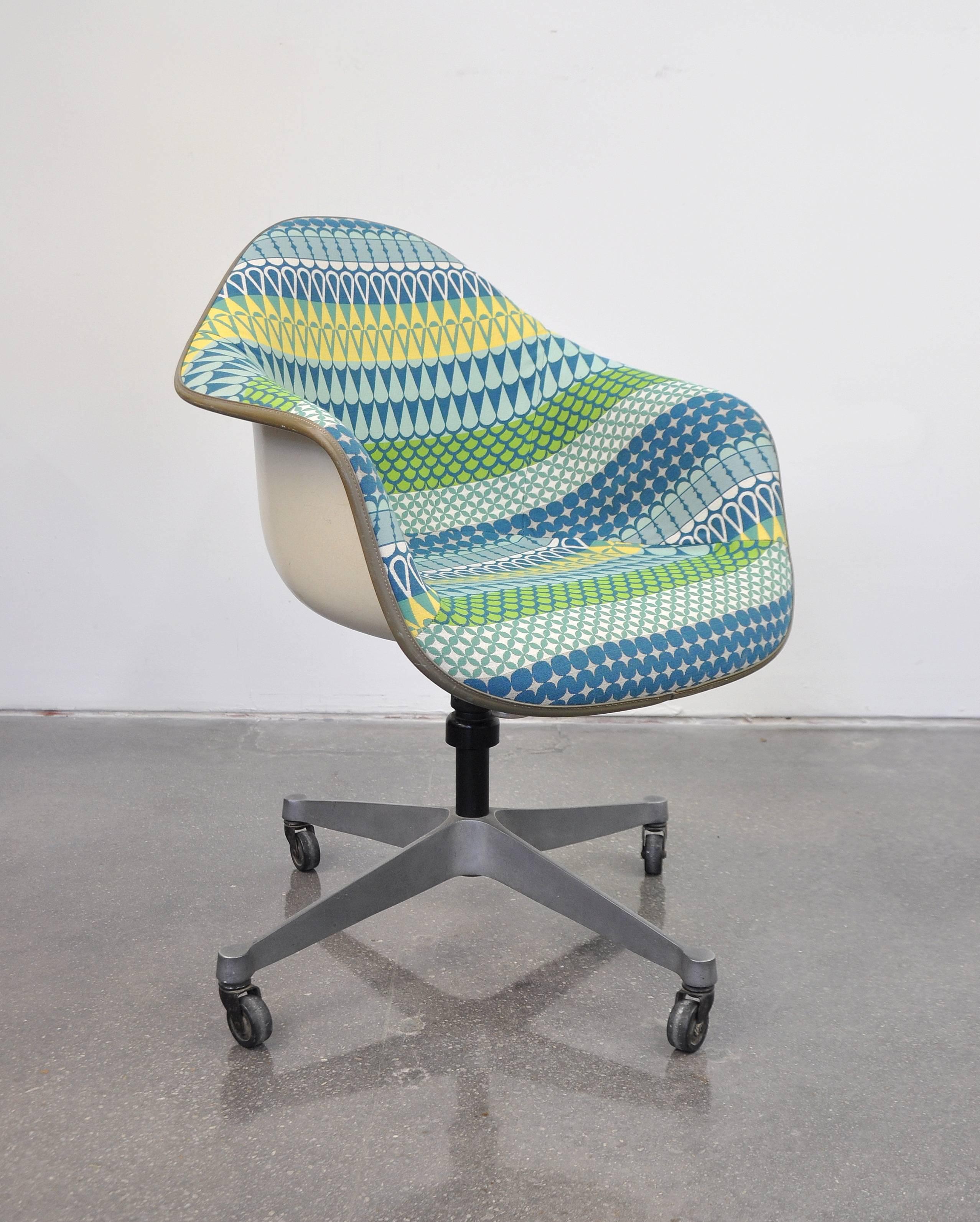 Mid-Century Modern Eames Herman Miller Fiberglass Rolling Shell Chair Alexander Girard Style Fabric