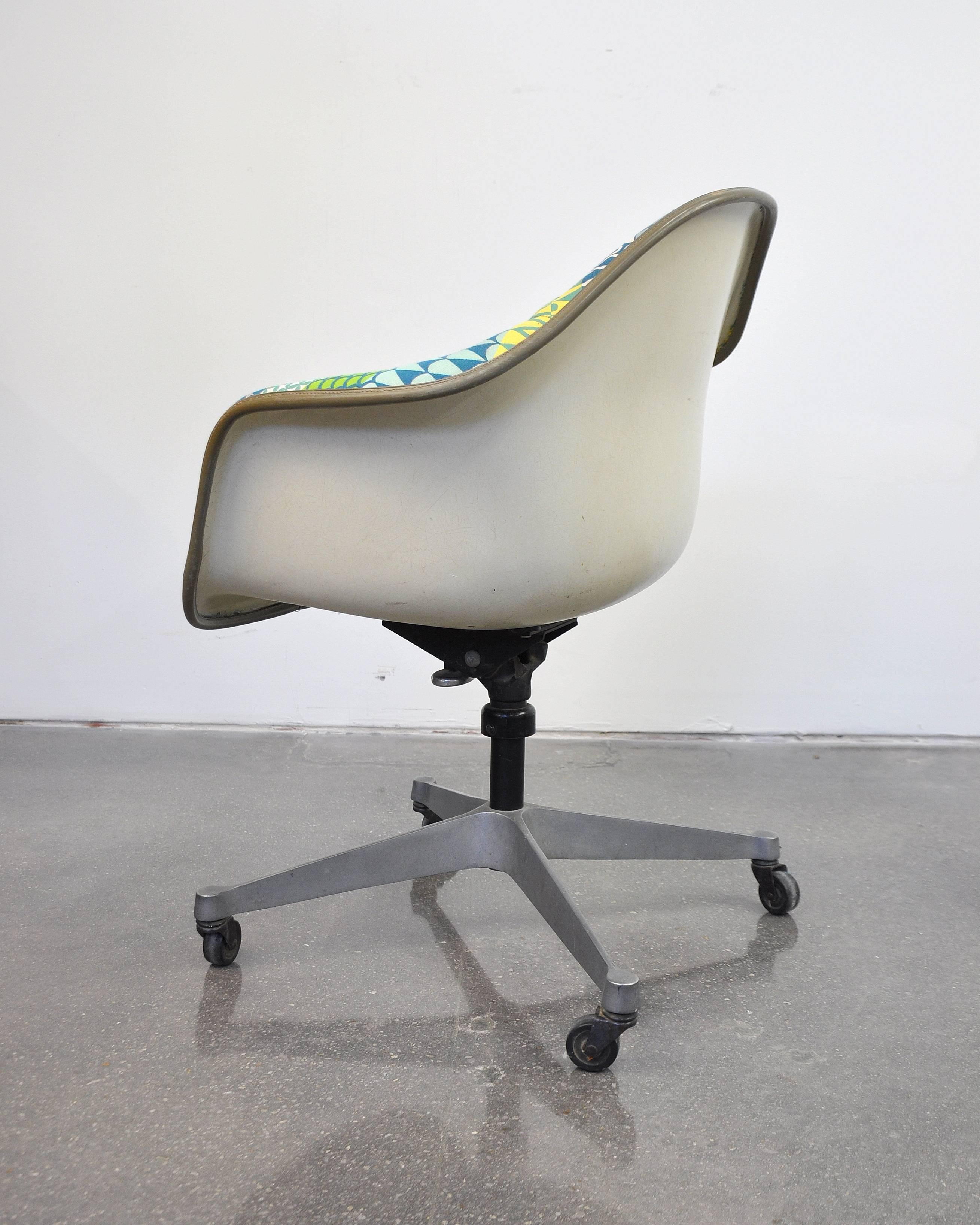 Mid-20th Century Eames Herman Miller Fiberglass Rolling Shell Chair Alexander Girard Style Fabric