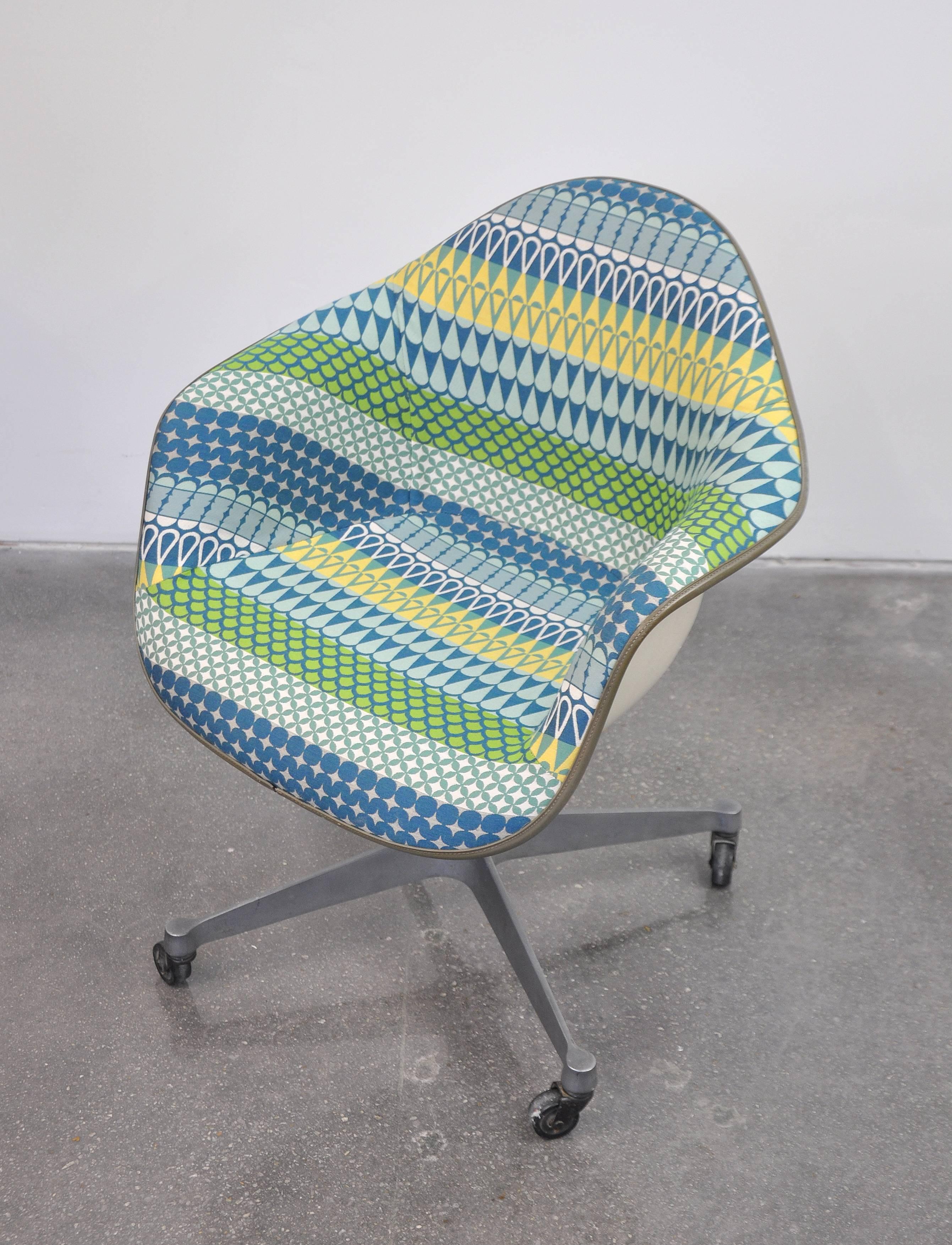 Eames Herman Miller Fiberglass Rolling Shell Chair Alexander Girard Style Fabric 1